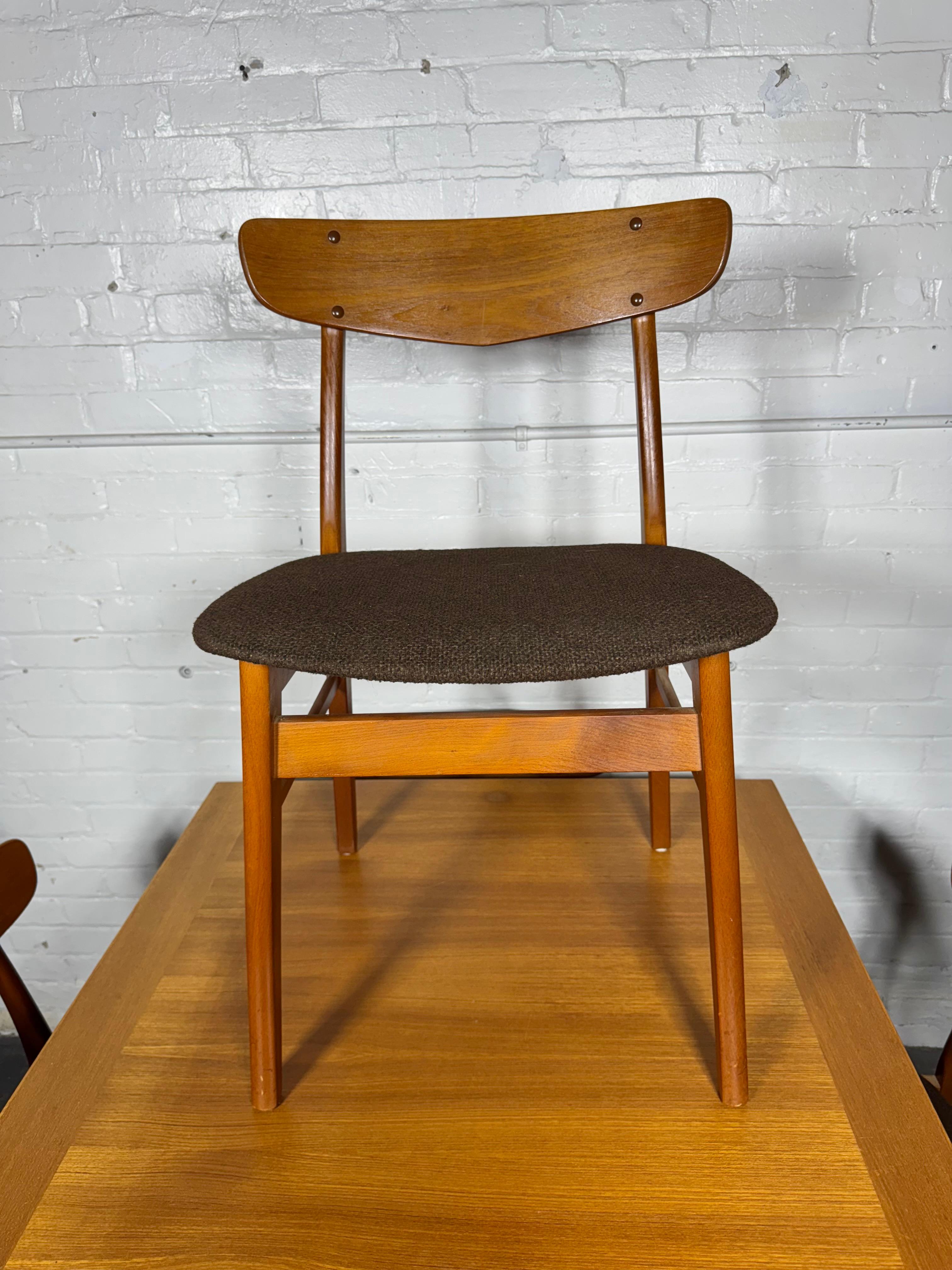 Tissu Set de dinette danois classique et moderne / extension par Erik Buch pour Findahl's Mobler en vente