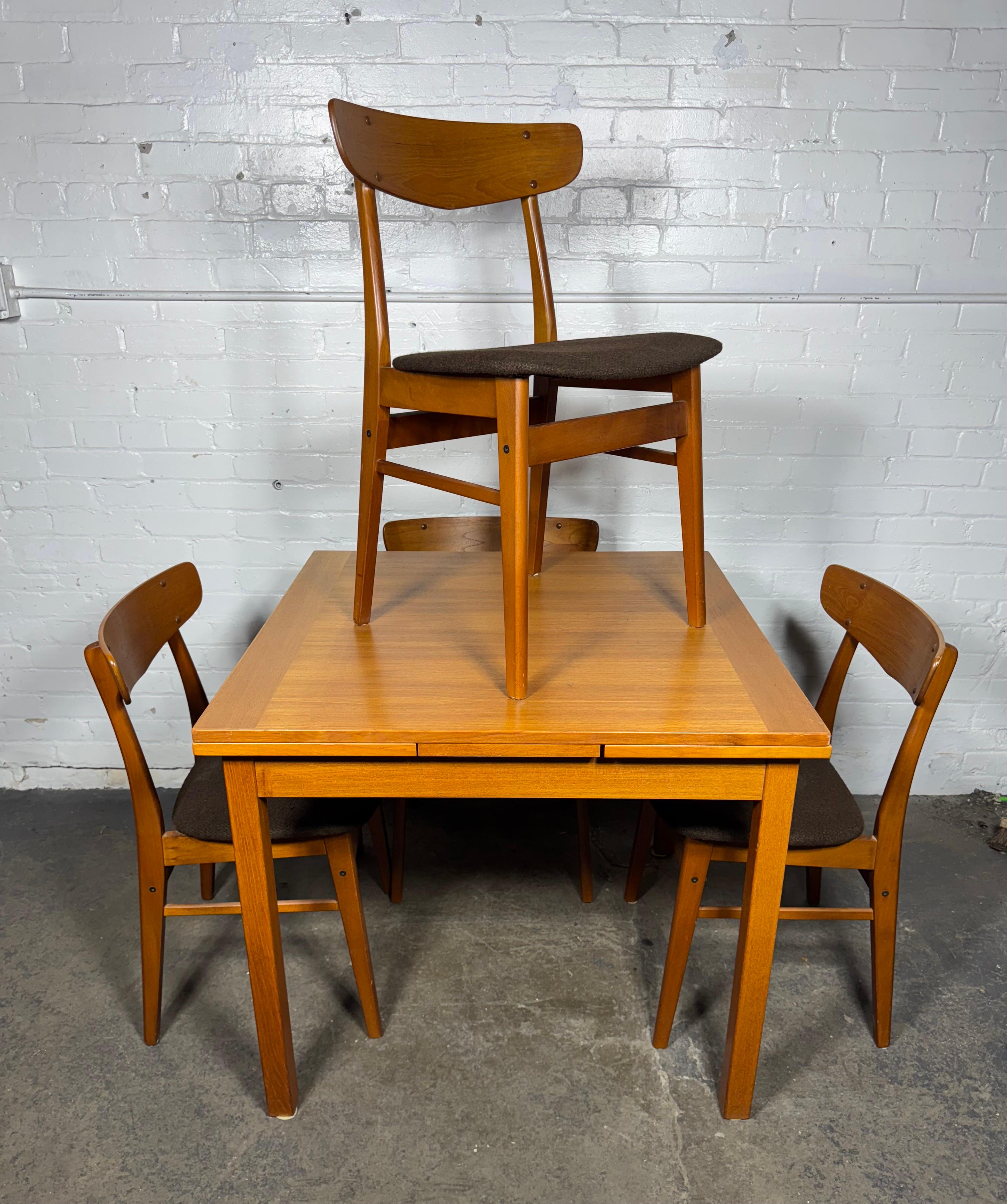Set de dinette danois classique et moderne / extension par Erik Buch pour Findahl's Mobler en vente 1