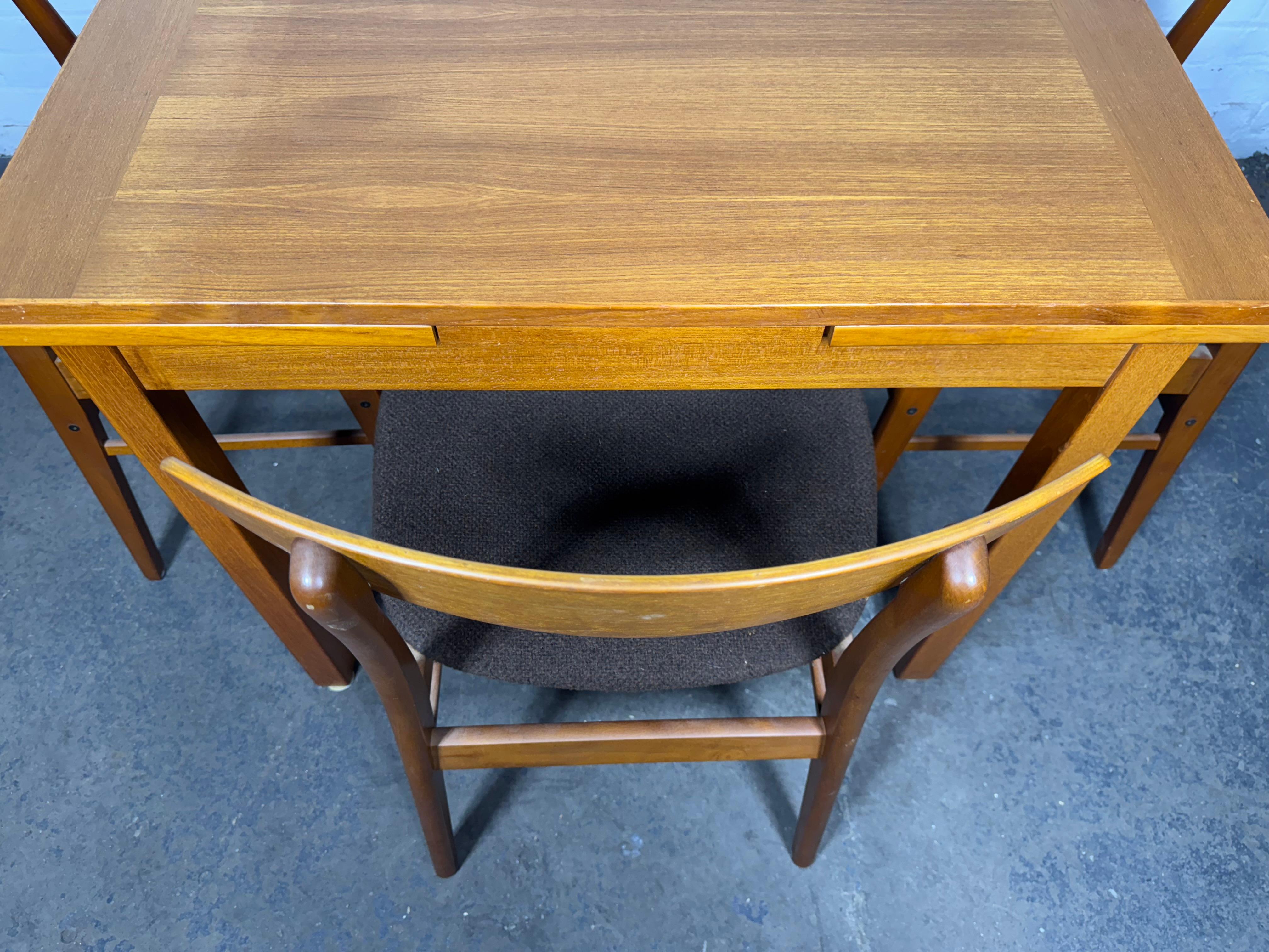 Set de dinette danois classique et moderne / extension par Erik Buch pour Findahl's Mobler en vente 2