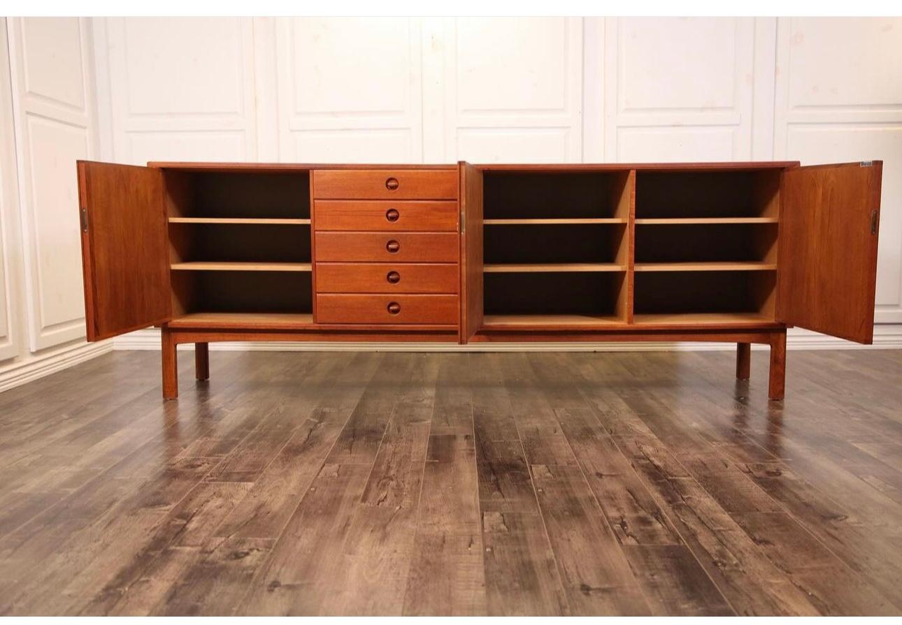 Klassische dänische moderne Teakholz-Credenza von Sven Engström & Gunnar Myrstrand für Skaraborgs  Mobelindust...Dies ist das Modell 
