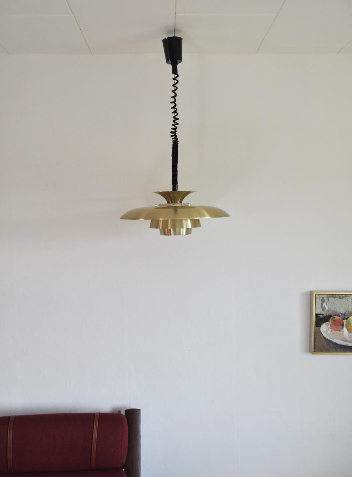 A classic Danish multi-layered pendant light in brass with a white enamelled inner surface. Manufactured by Jeka. In the style of the iconic PH5 by Poul Henningsen.
Diameter 45 cm, height 18.5 cm.
Very fine condition with few signs of wear.