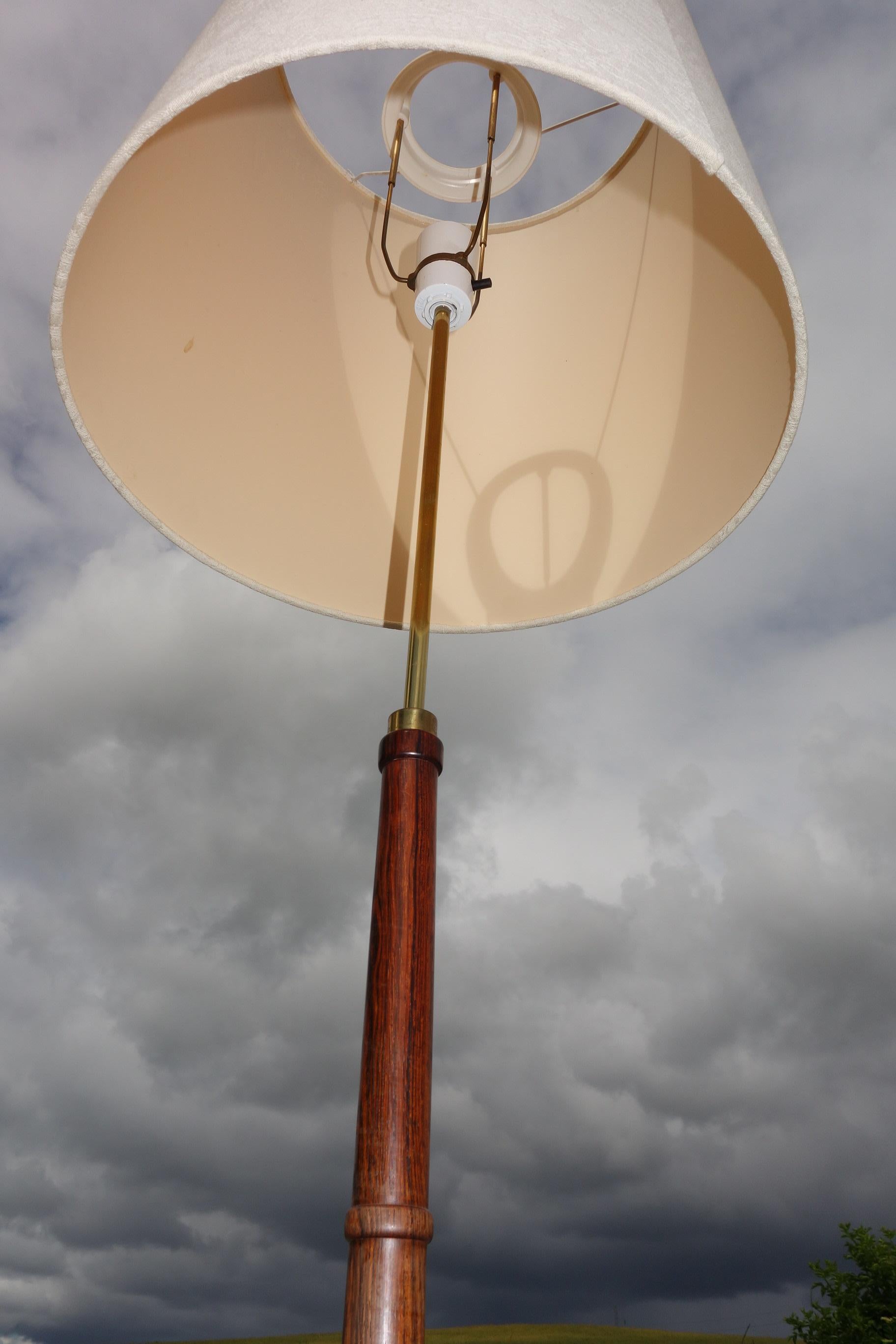 Classic Danish Rosewood and Brass Adjustable Hight Floodlight from the 1960s In Good Condition For Sale In Vejle, DK