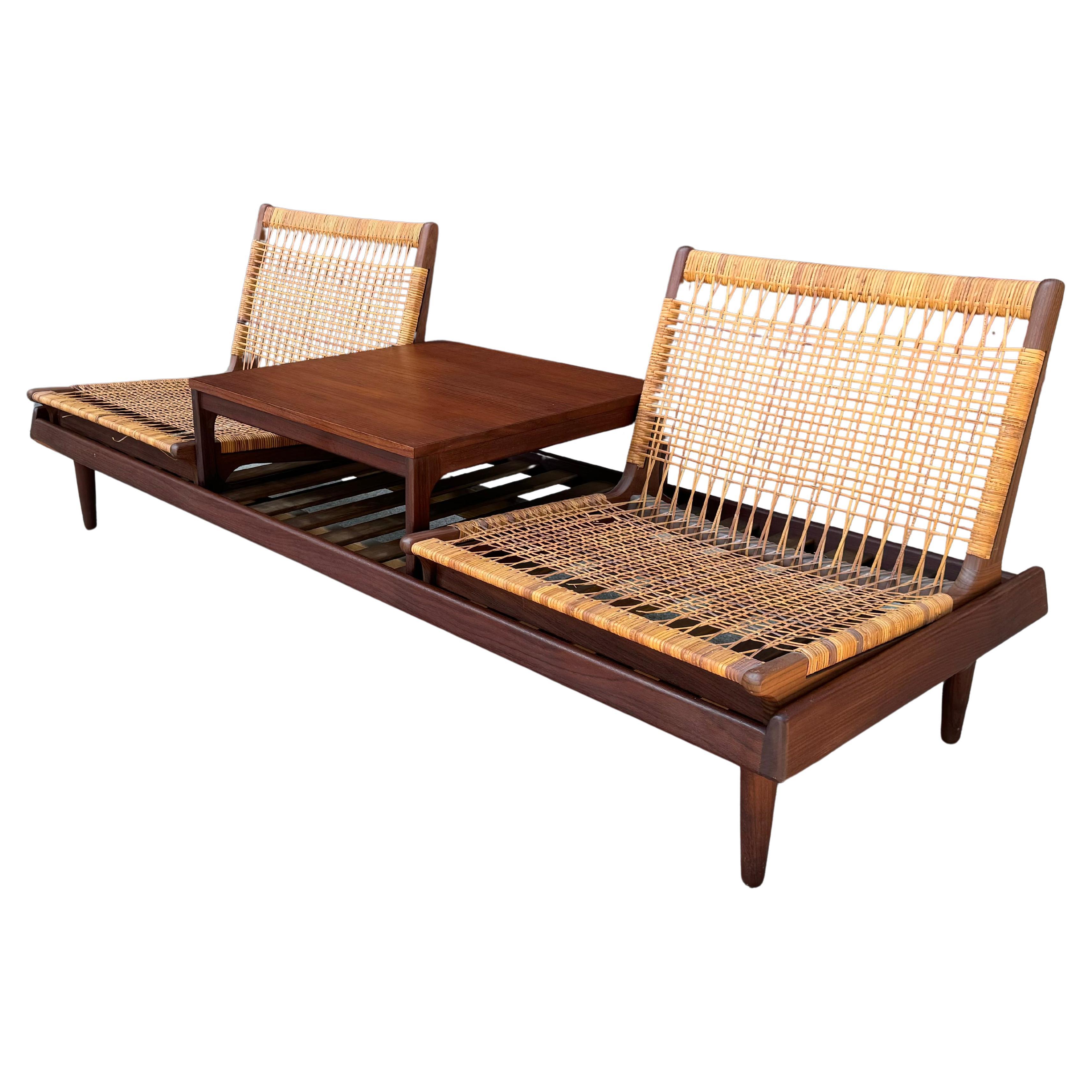 Klassisches Danish Teak & Schilfrohr  Modulares Sofa/Tagesbett mit Tisch von Hans Olsen