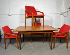 Ensemble de salle à manger classique en teck danois, Henning Kjaernulf. table à rallonge/4 chaises