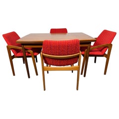 Ensemble de salle à manger classique en teck danois, Henning Kjaernulf. table à rallonge/4 chaises