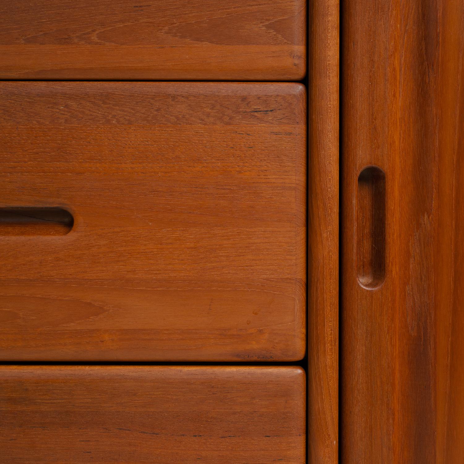 Credenza credenza Dyrlund in teak danese con cassetti e ante in vendita 2