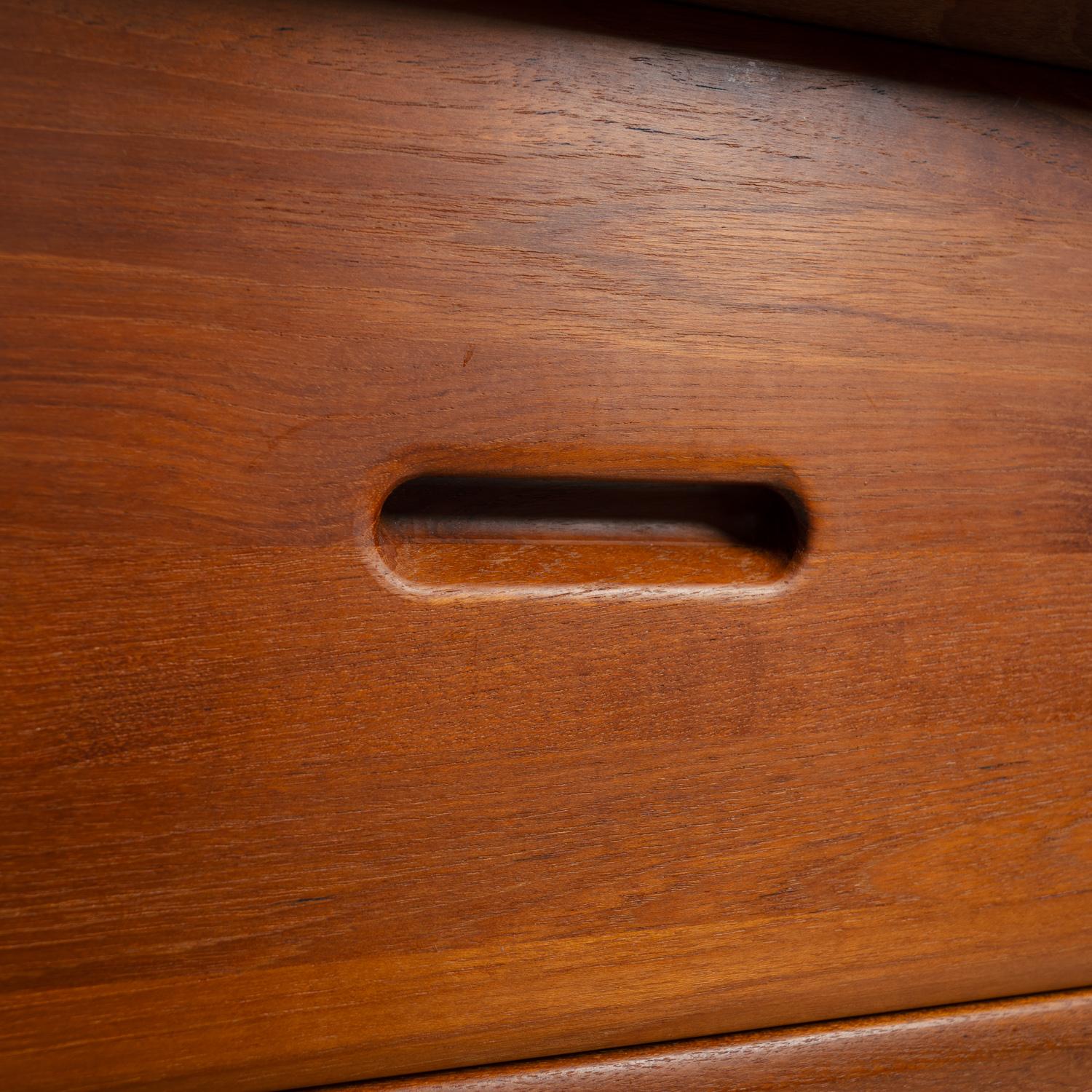 Credenza credenza Dyrlund in teak danese con cassetti e ante in vendita 3