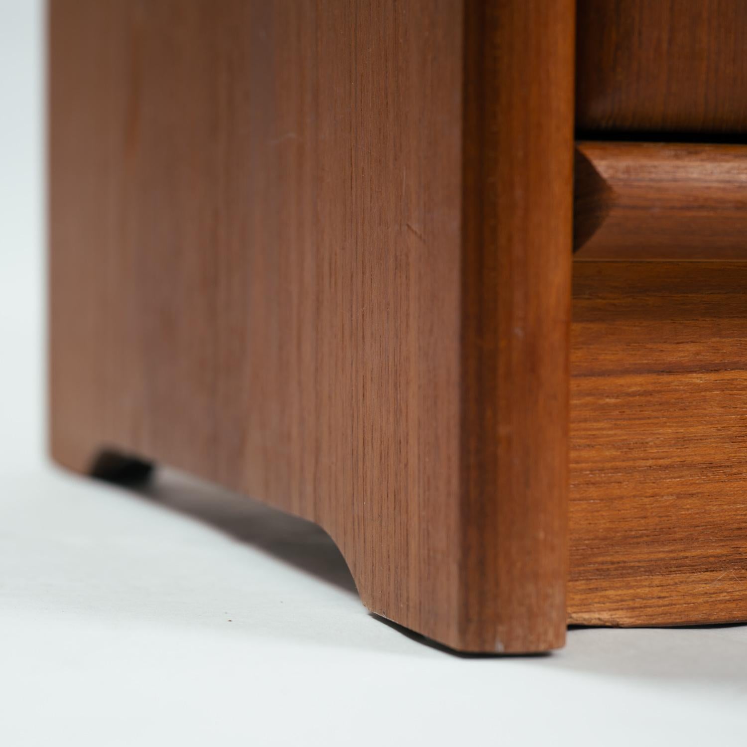 Credenza credenza Dyrlund in teak danese con cassetti e ante in vendita 4