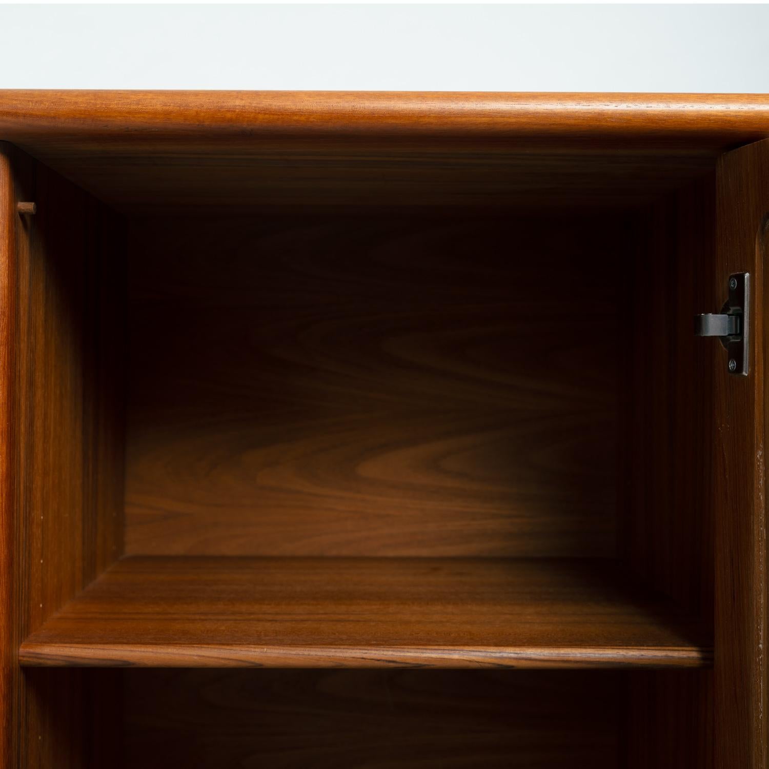 Credenza credenza Dyrlund in teak danese con cassetti e ante in vendita 7
