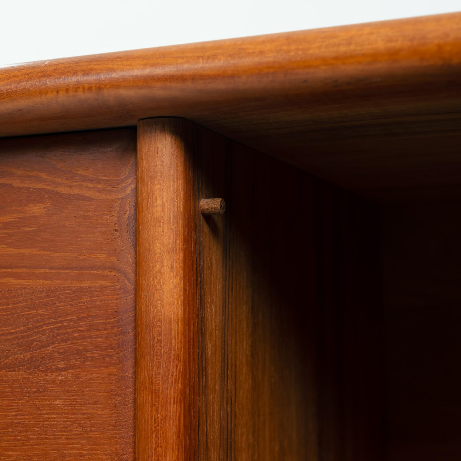 Credenza credenza Dyrlund in teak danese con cassetti e ante in vendita 8