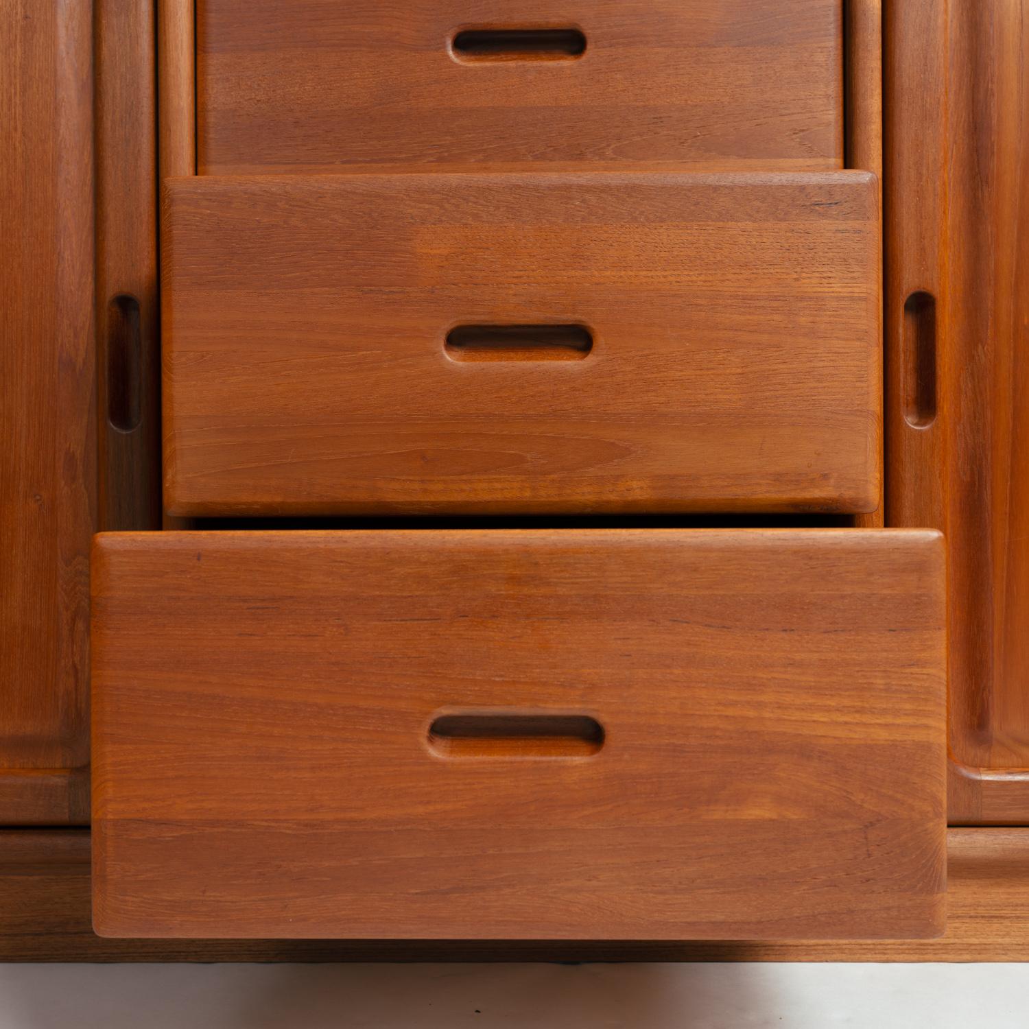 Credenza credenza Dyrlund in teak danese con cassetti e ante in vendita 10