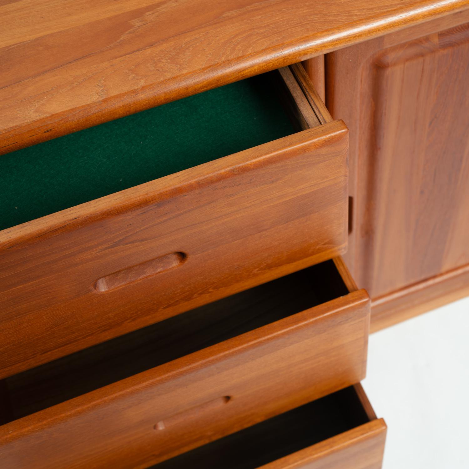 Credenza credenza Dyrlund in teak danese con cassetti e ante in vendita 11