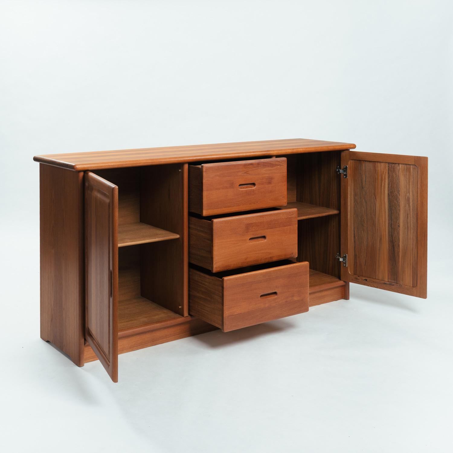 Scandinavo moderno Credenza credenza Dyrlund in teak danese con cassetti e ante in vendita