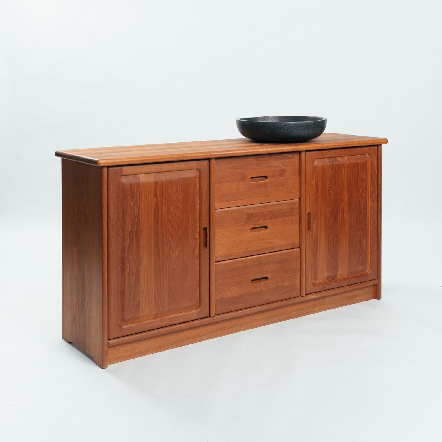 Danese Credenza credenza Dyrlund in teak danese con cassetti e ante in vendita