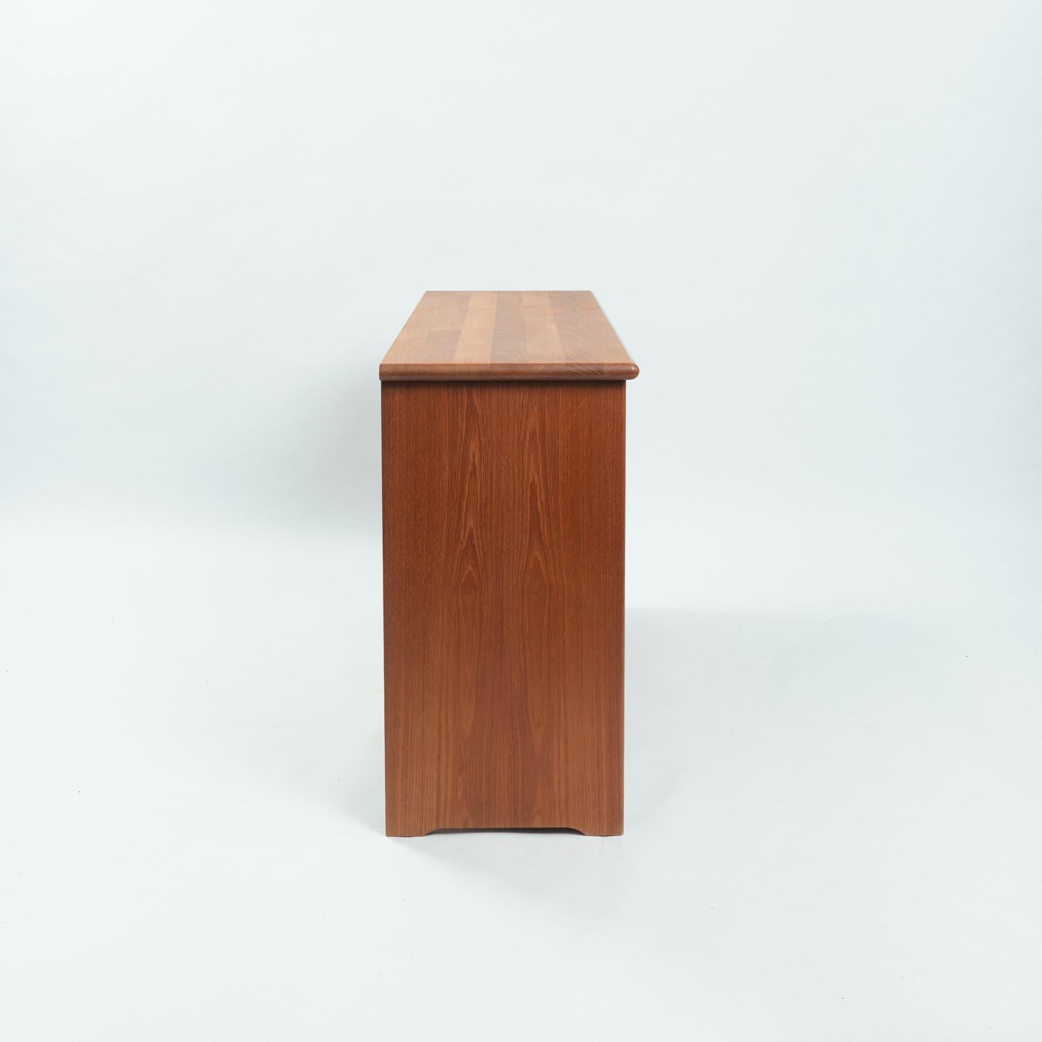Falegnameria Credenza credenza Dyrlund in teak danese con cassetti e ante in vendita