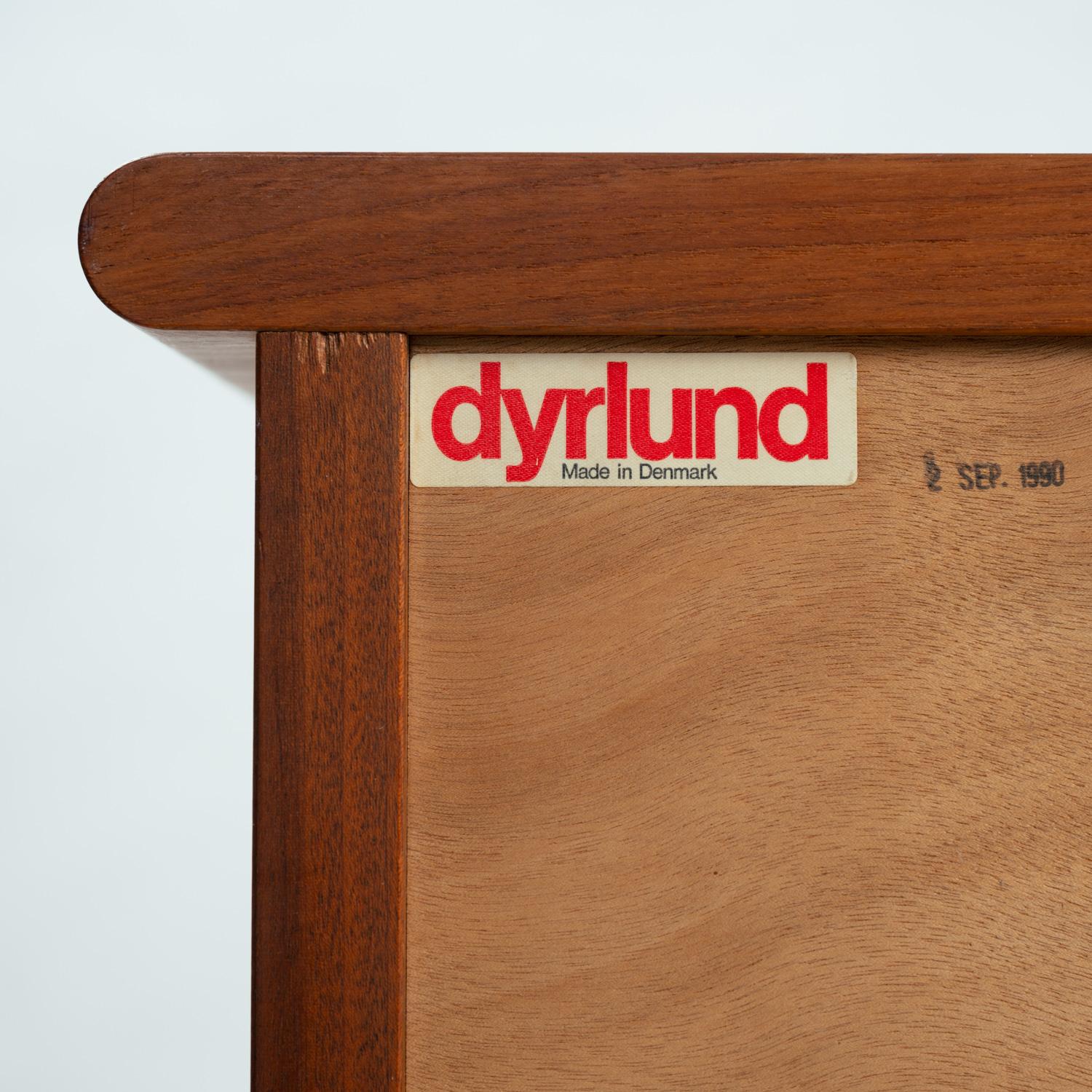 Fine XX secolo Credenza credenza Dyrlund in teak danese con cassetti e ante in vendita