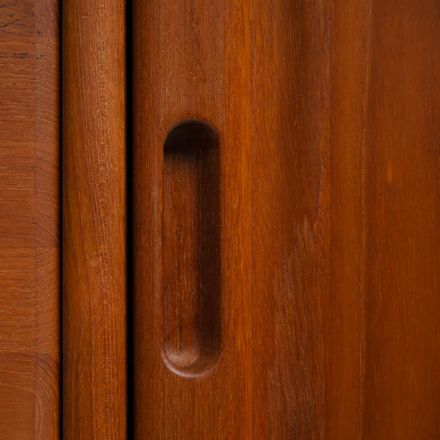 Credenza credenza Dyrlund in teak danese con cassetti e ante in vendita 1
