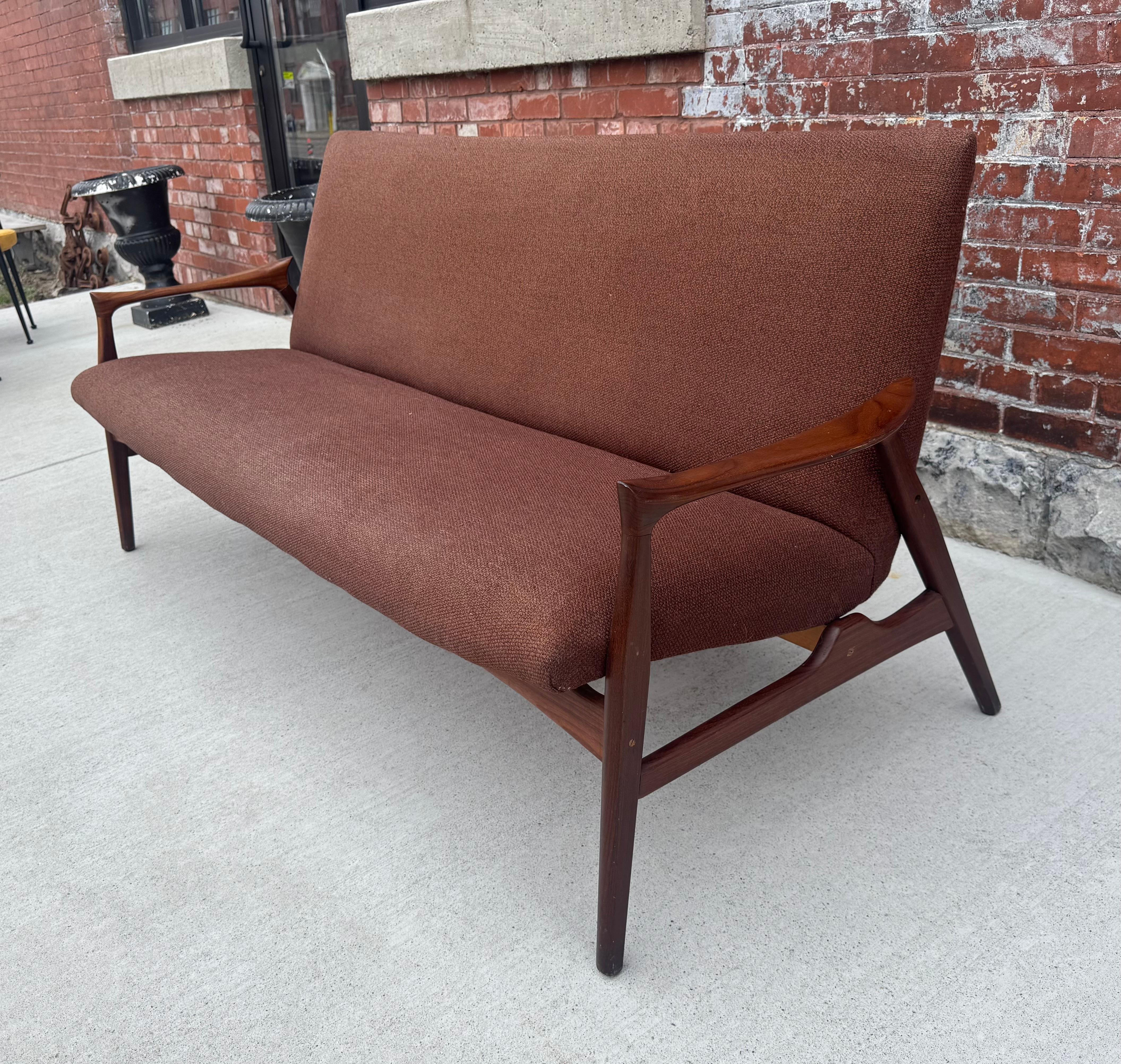 Divano classico danese con cornice in TEAK di Arne Hovmand-Olsen in vendita 3