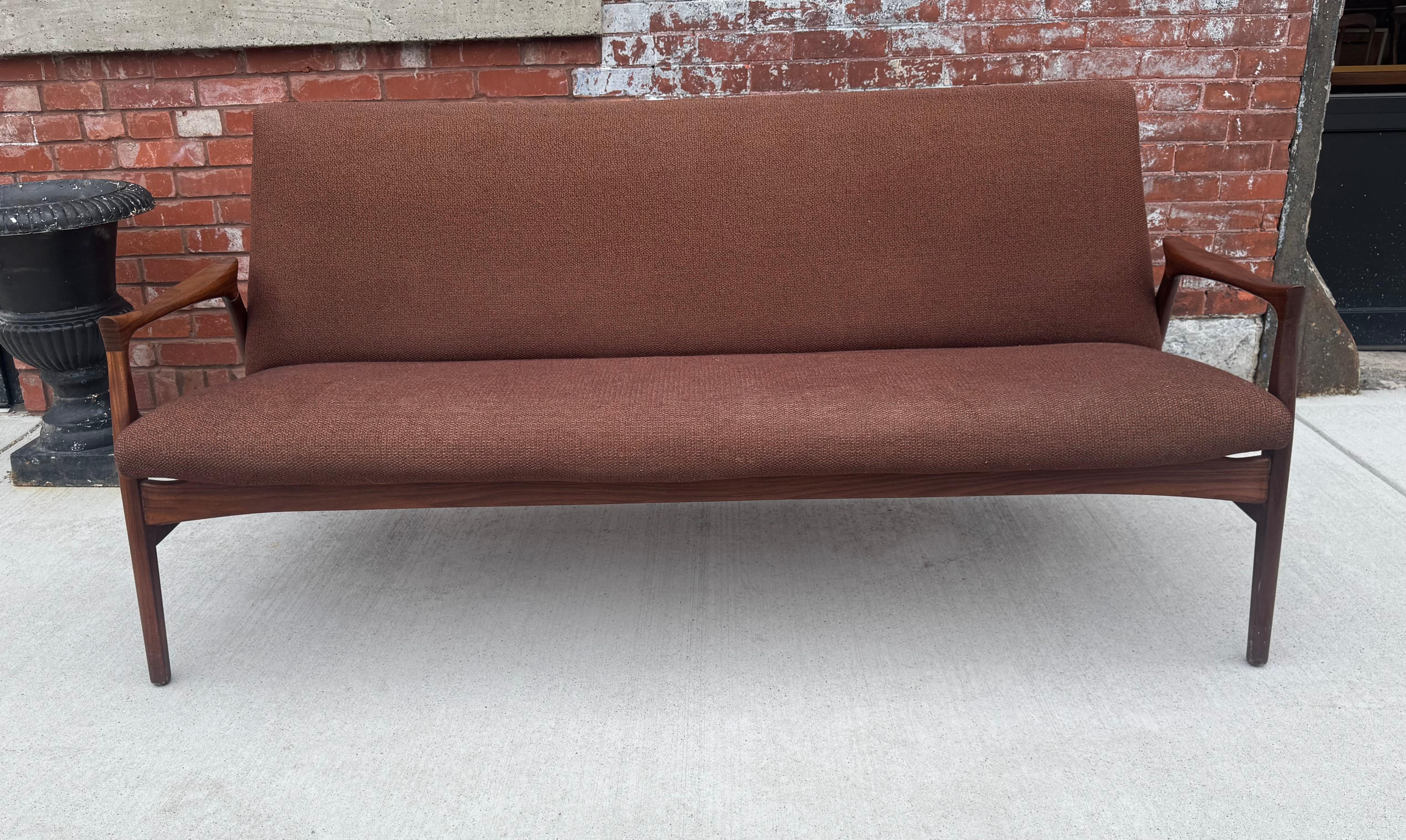 Divano classico danese con cornice in TEAK di Arne Hovmand-Olsen in vendita 4