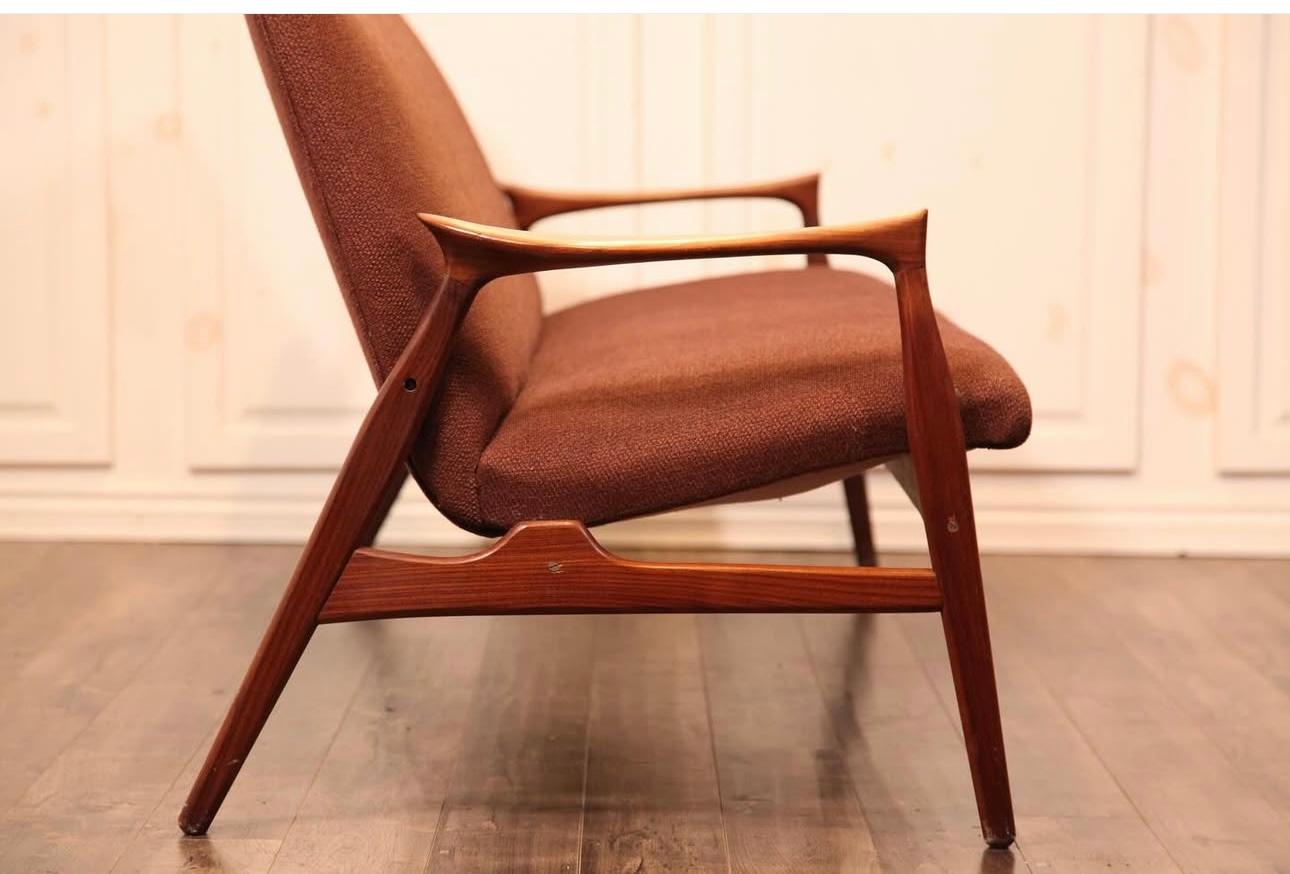 Divano classico danese con cornice in TEAK di Arne Hovmand-Olsen. Bellissimo divano con cornice in teak. La tappezzeria vintage color cioccolato è in ottime condizioni originali e si abbina perfettamente alla struttura in teak. Le curve