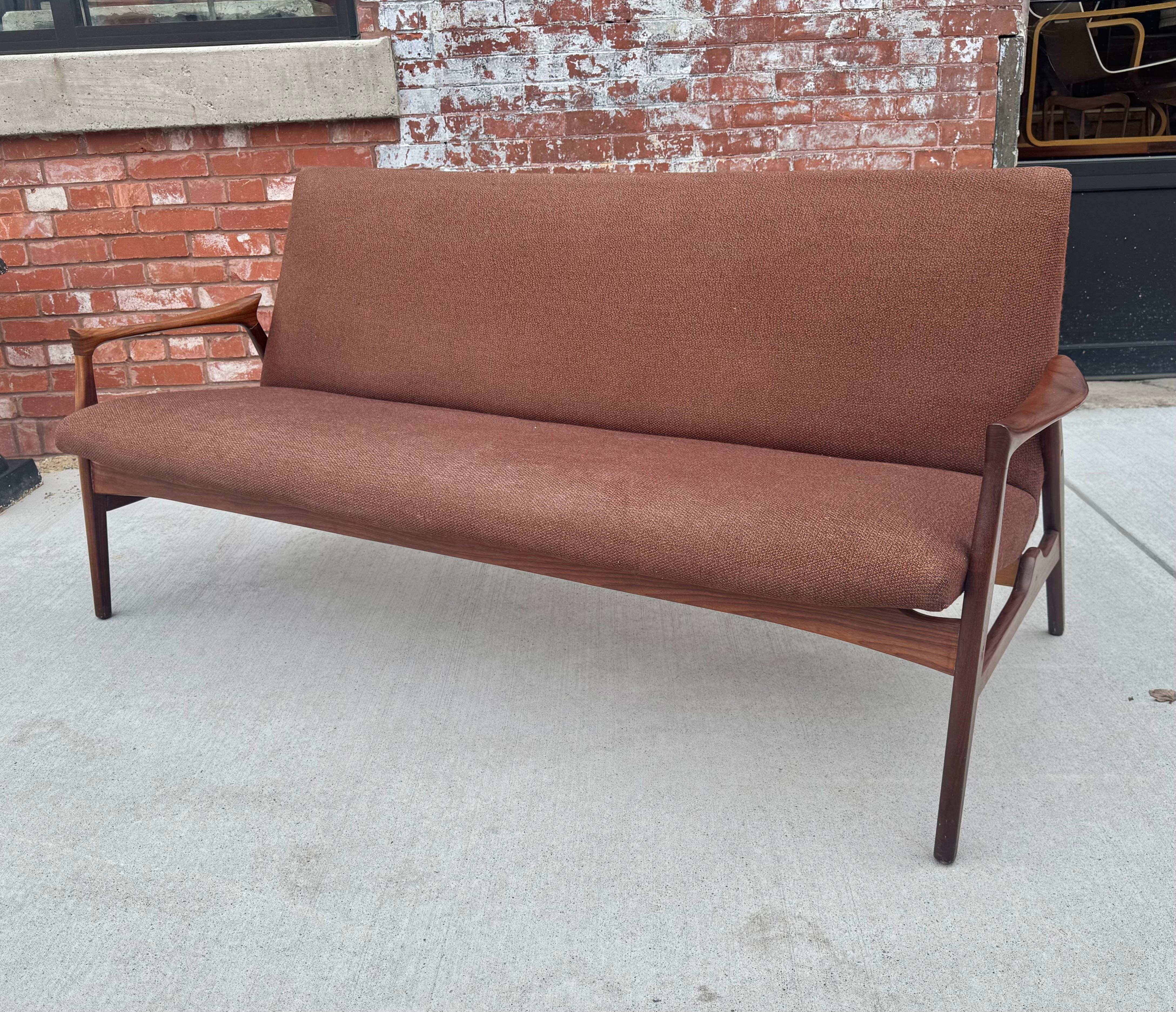 Scandinavo moderno Divano classico danese con cornice in TEAK di Arne Hovmand-Olsen in vendita