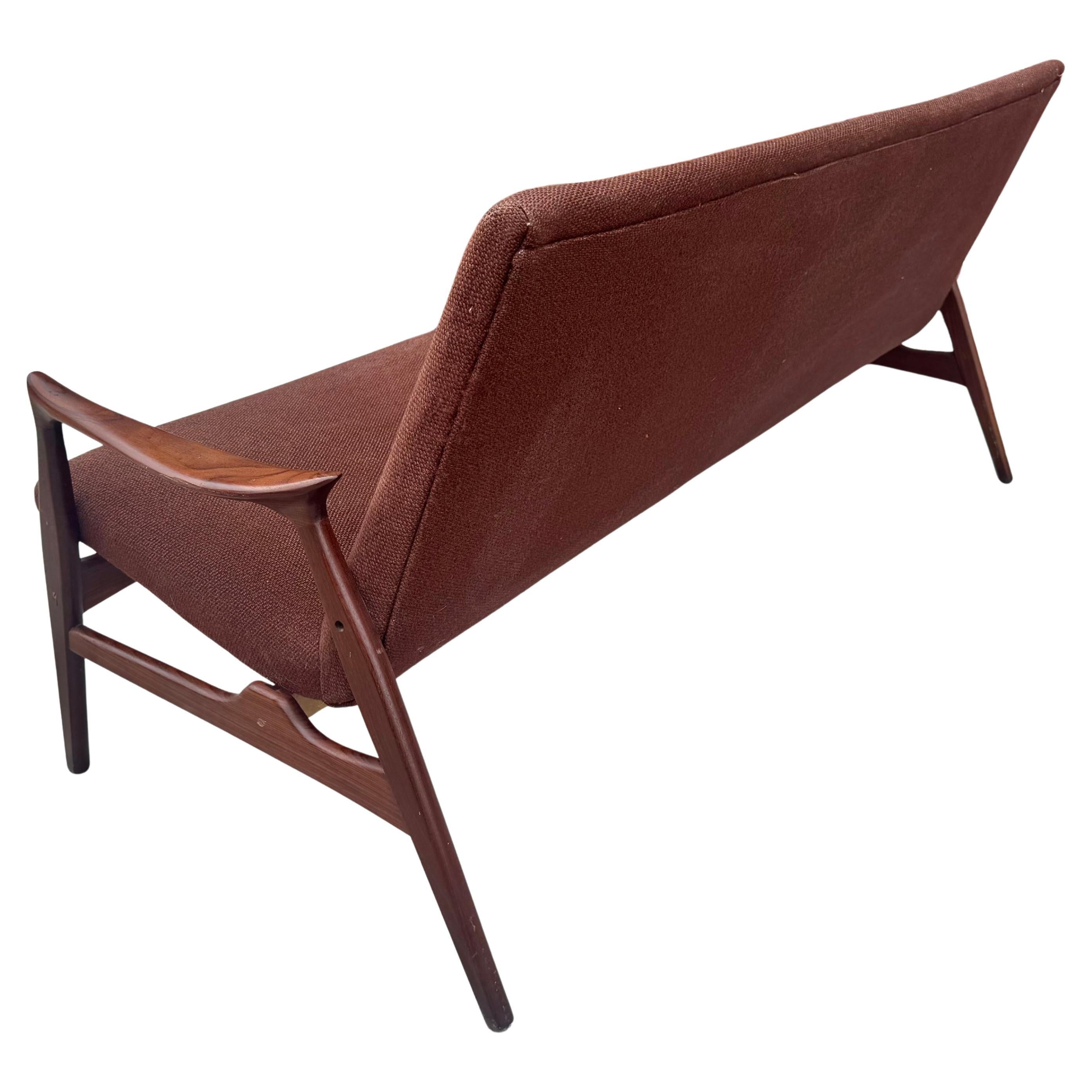 Danese Divano classico danese con cornice in TEAK di Arne Hovmand-Olsen in vendita