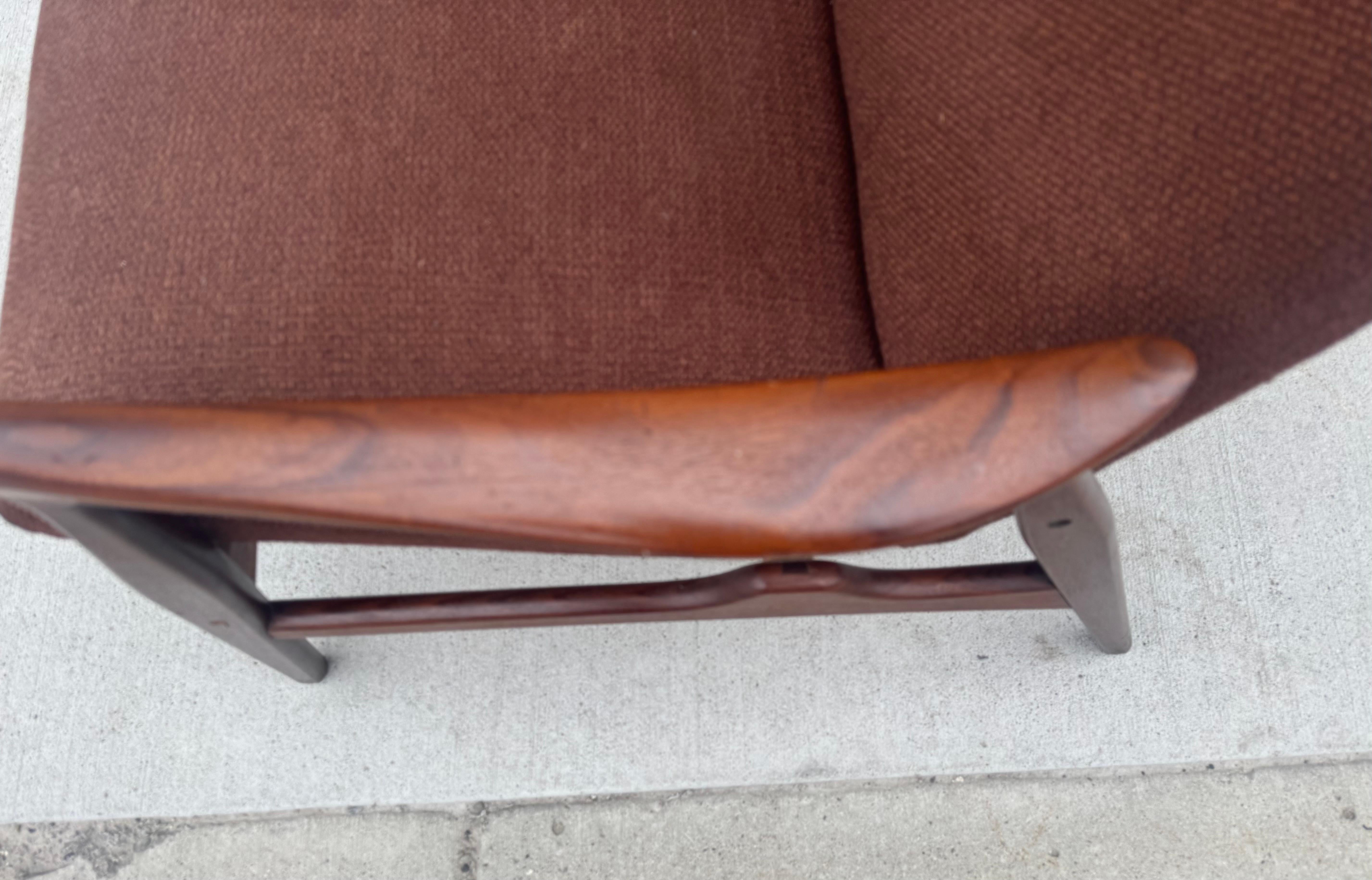 Divano classico danese con cornice in TEAK di Arne Hovmand-Olsen In condizioni buone in vendita a Buffalo, NY