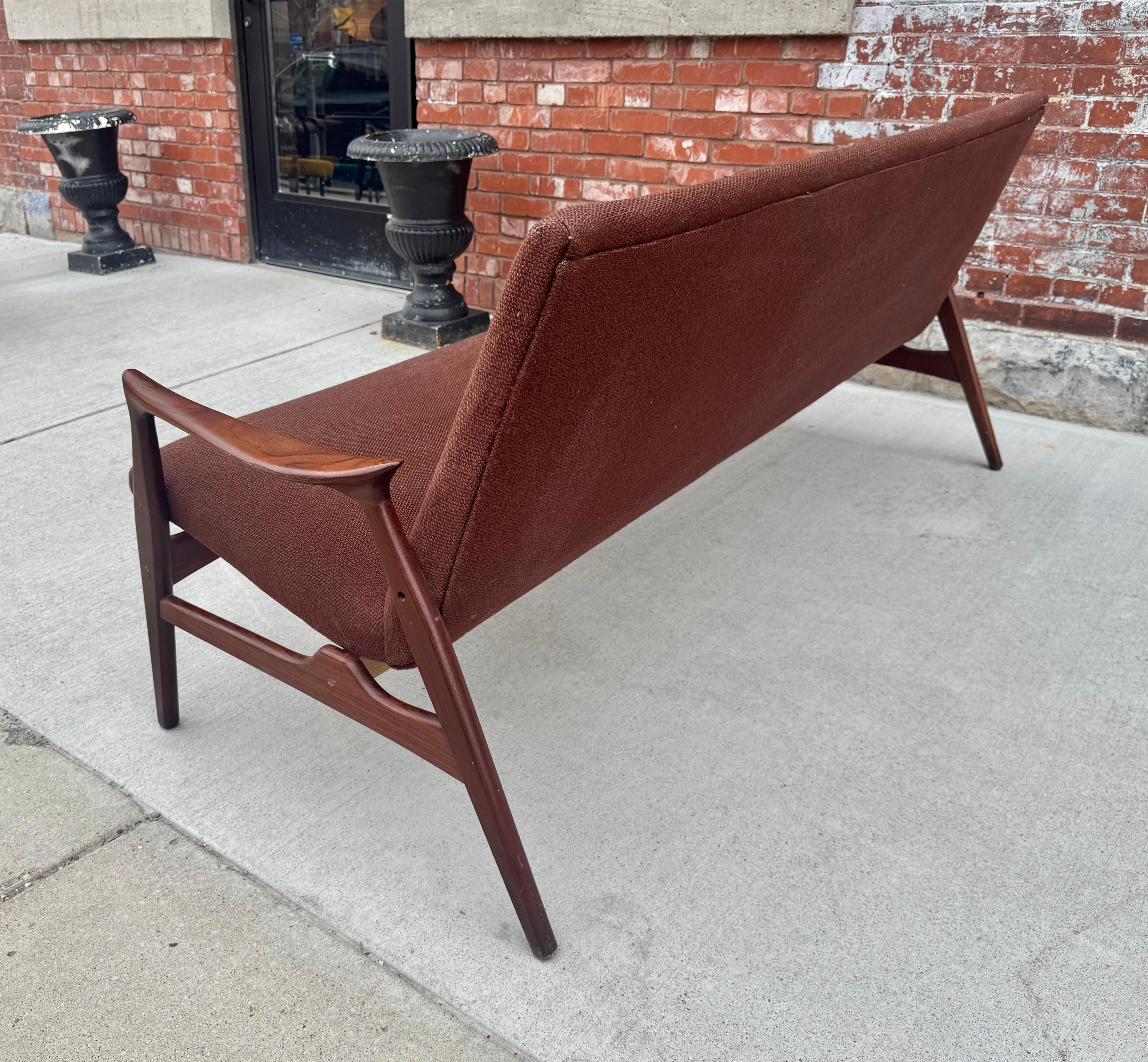 Metà XX secolo Divano classico danese con cornice in TEAK di Arne Hovmand-Olsen in vendita