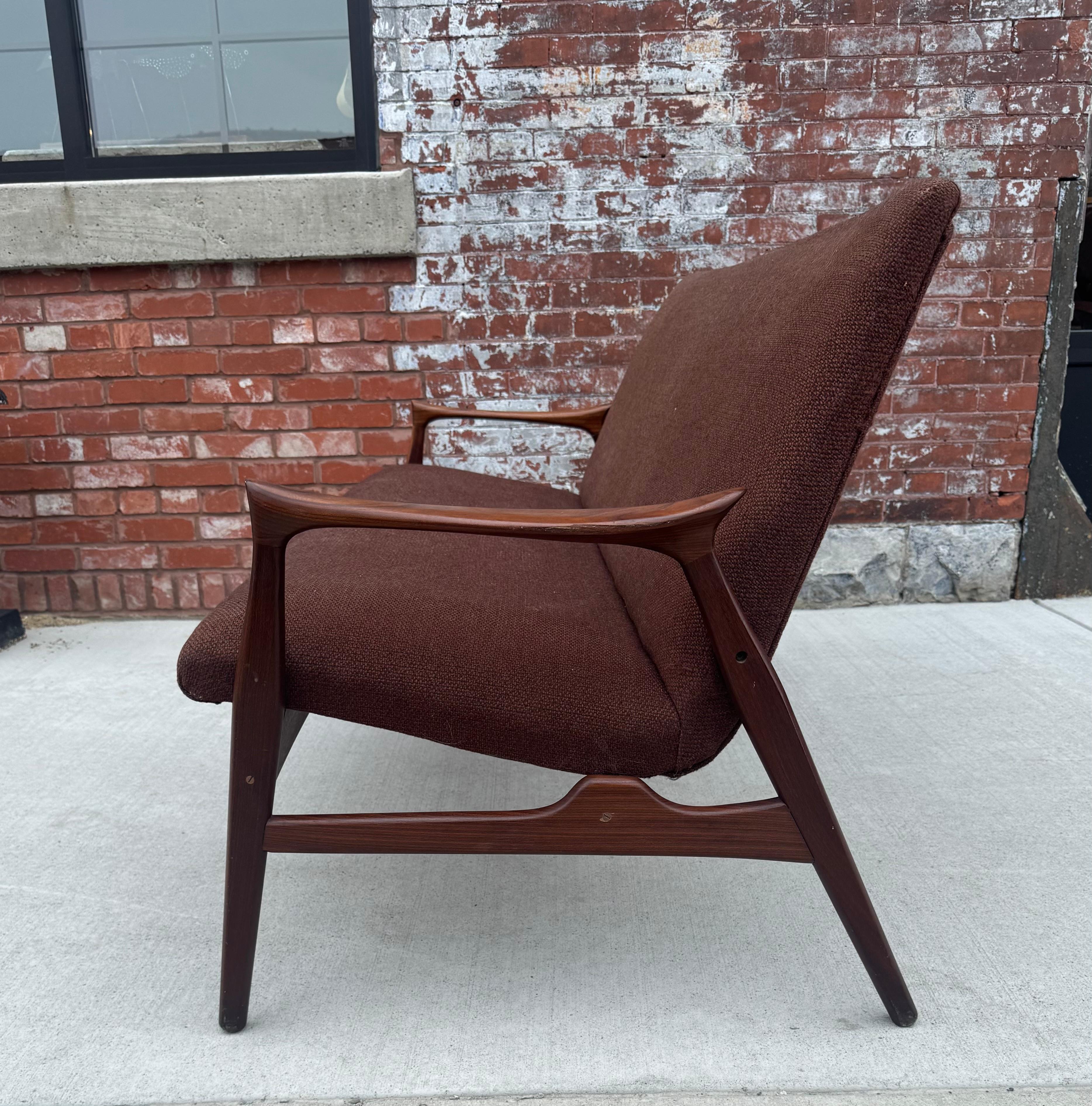 Tessuto Divano classico danese con cornice in TEAK di Arne Hovmand-Olsen in vendita