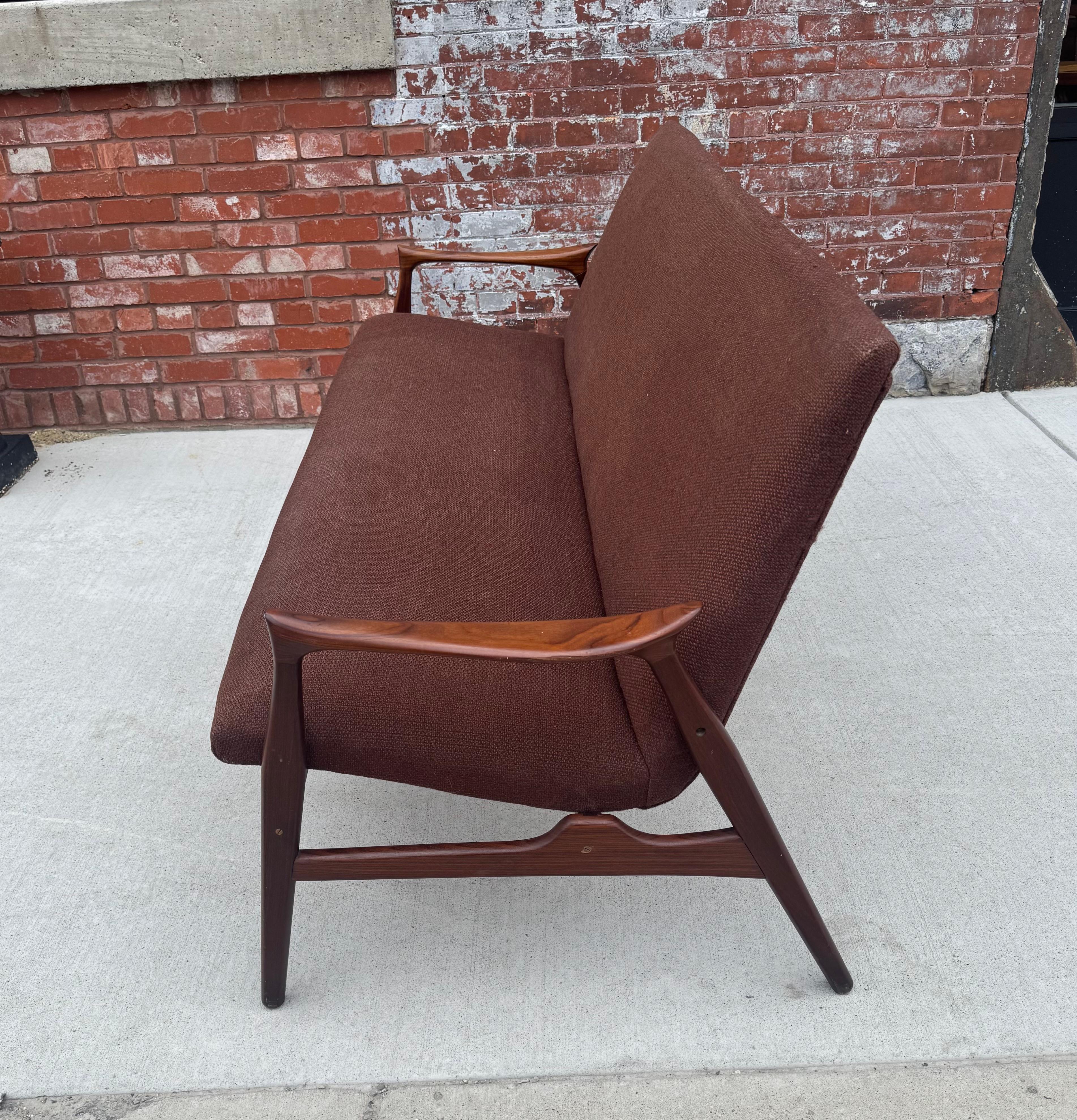 Divano classico danese con cornice in TEAK di Arne Hovmand-Olsen in vendita 1