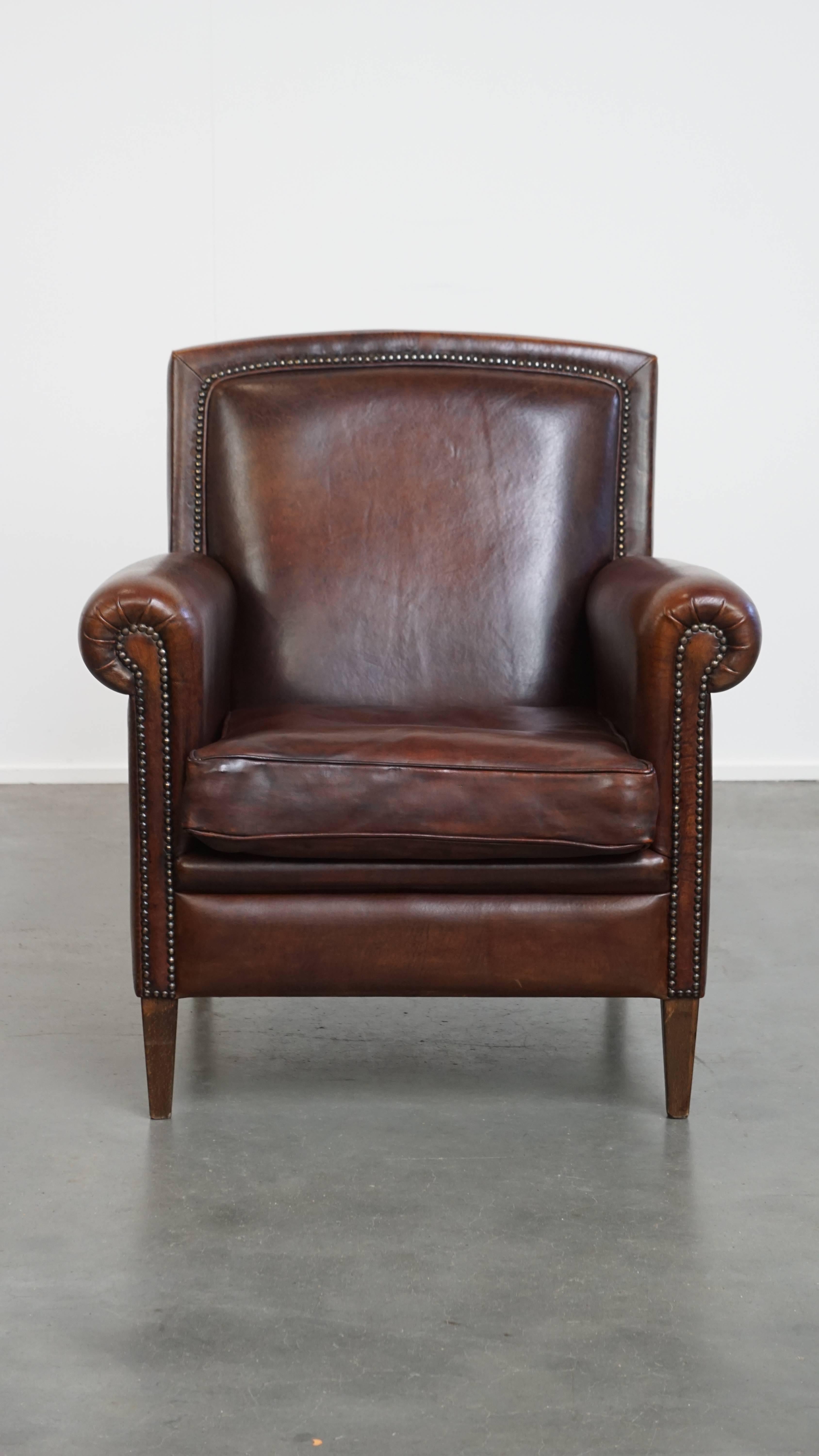 Offered here is this beautiful and well-preserved classic dark brown sheepskin leather design armchair. 

This timeless piece is not only a delight to look at, but also offers superb comfort. It has just the right firmness and provides a luxurious