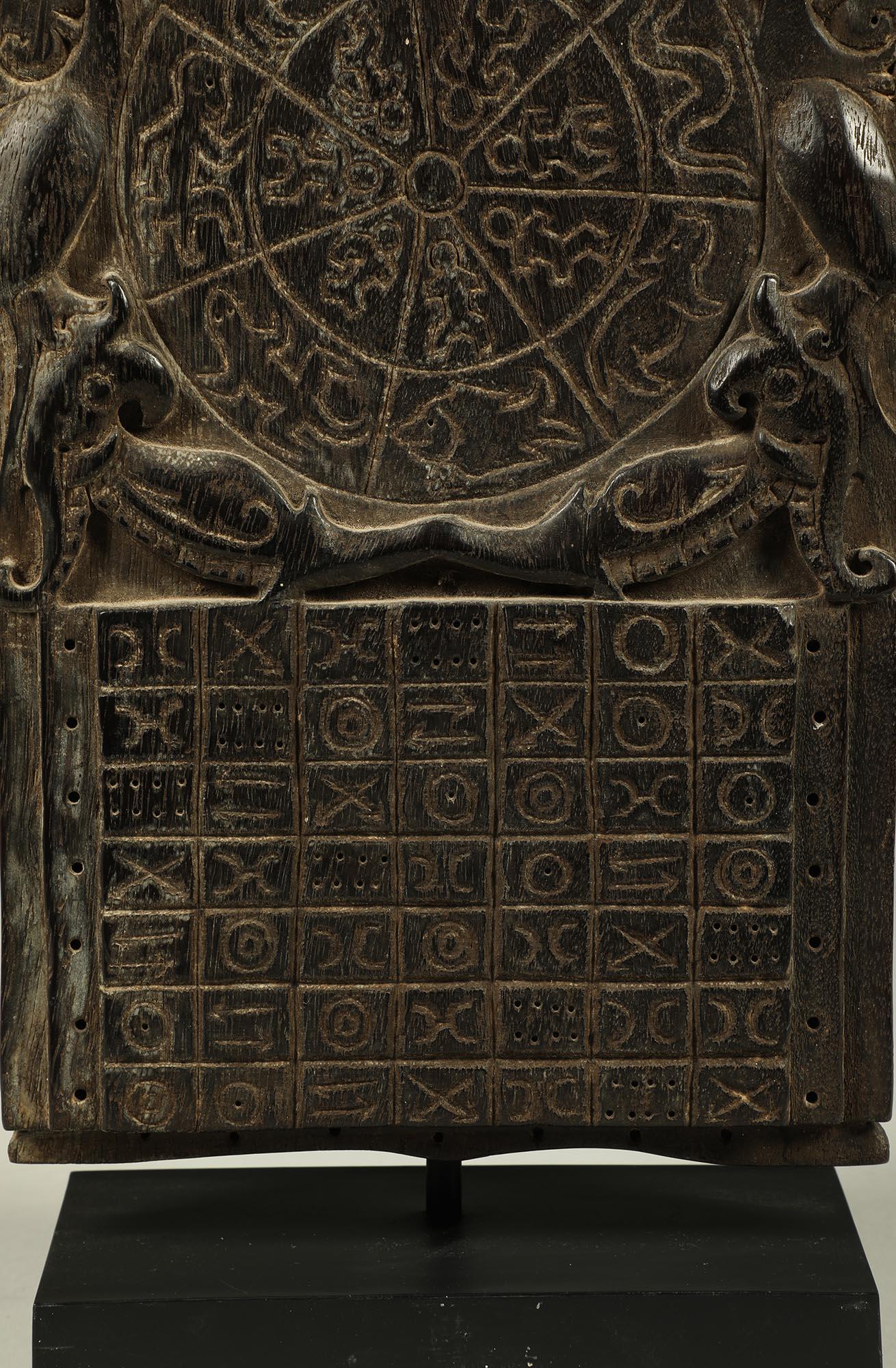 Sculpté à la main Planche de calendrier Classic Dayak en bois avec motifs Aso ou Dragon, Bornéo, Indonésie en vente