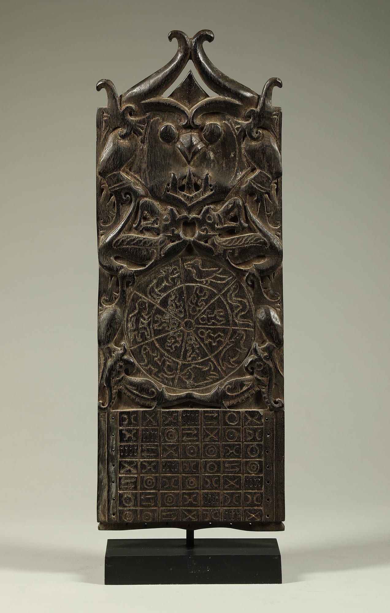 Planche de calendrier Classic Dayak en bois avec motifs Aso ou Dragon, Bornéo, Indonésie État moyen - En vente à Point Richmond, CA