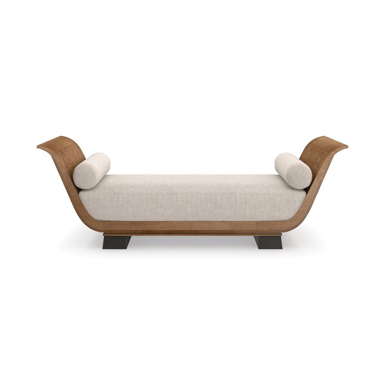 Conçue pour le style et le confort, sa forme de lit de jour offre un endroit parfait pour se détendre ou recevoir des invités de manière sophistiquée.

Enveloppée dans un tissu de lin doux et léger, cette pièce est accompagnée de coussins de