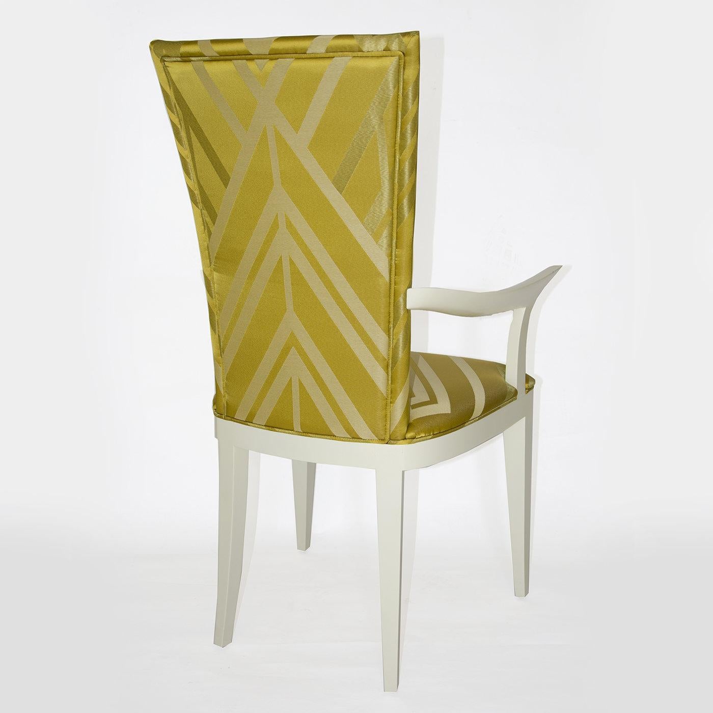 Der Classic Deco Chair mit Armlehnen ist ein hochwertiges Möbelstück, das sich durch den eleganten Mix aus elfenbeinfarbener Stoffpolsterung und weißem Holzgestell auszeichnet. Dieses Design macht ihn zu einem hervorragenden Sessel für jedes