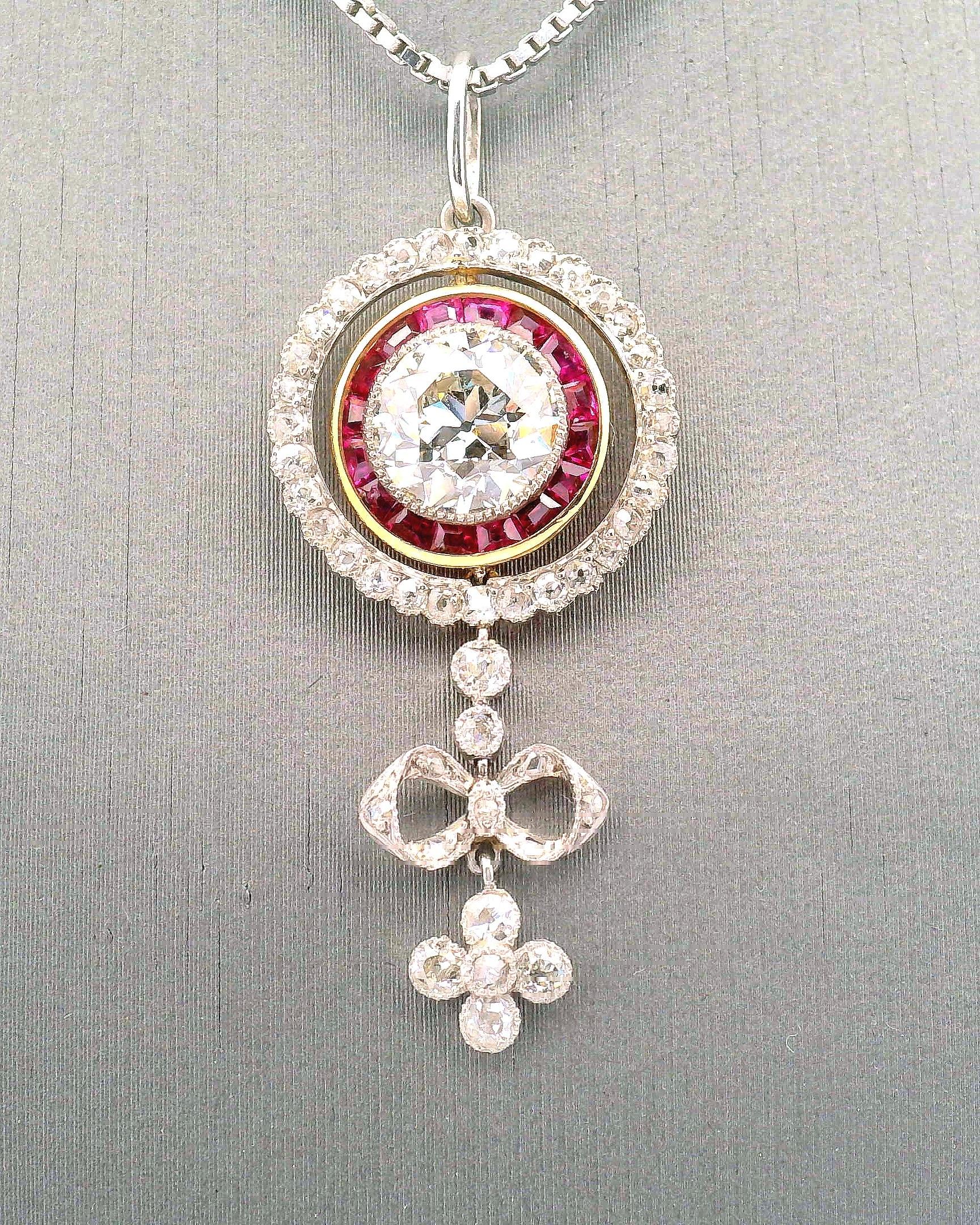 Donna Ciondolo classico Deco con diamanti e rubini in vendita