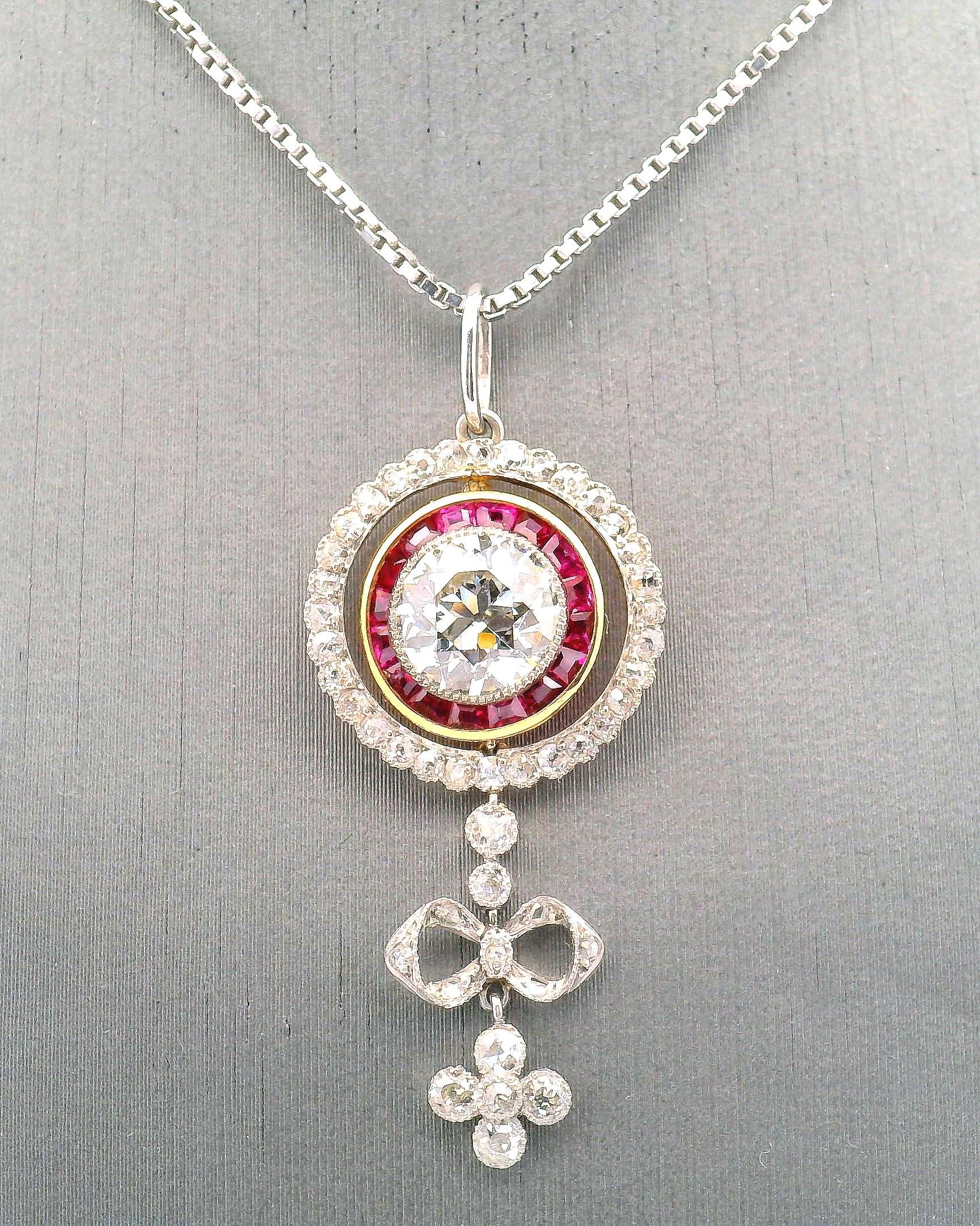 Ciondolo classico Deco con diamanti e rubini in vendita 1