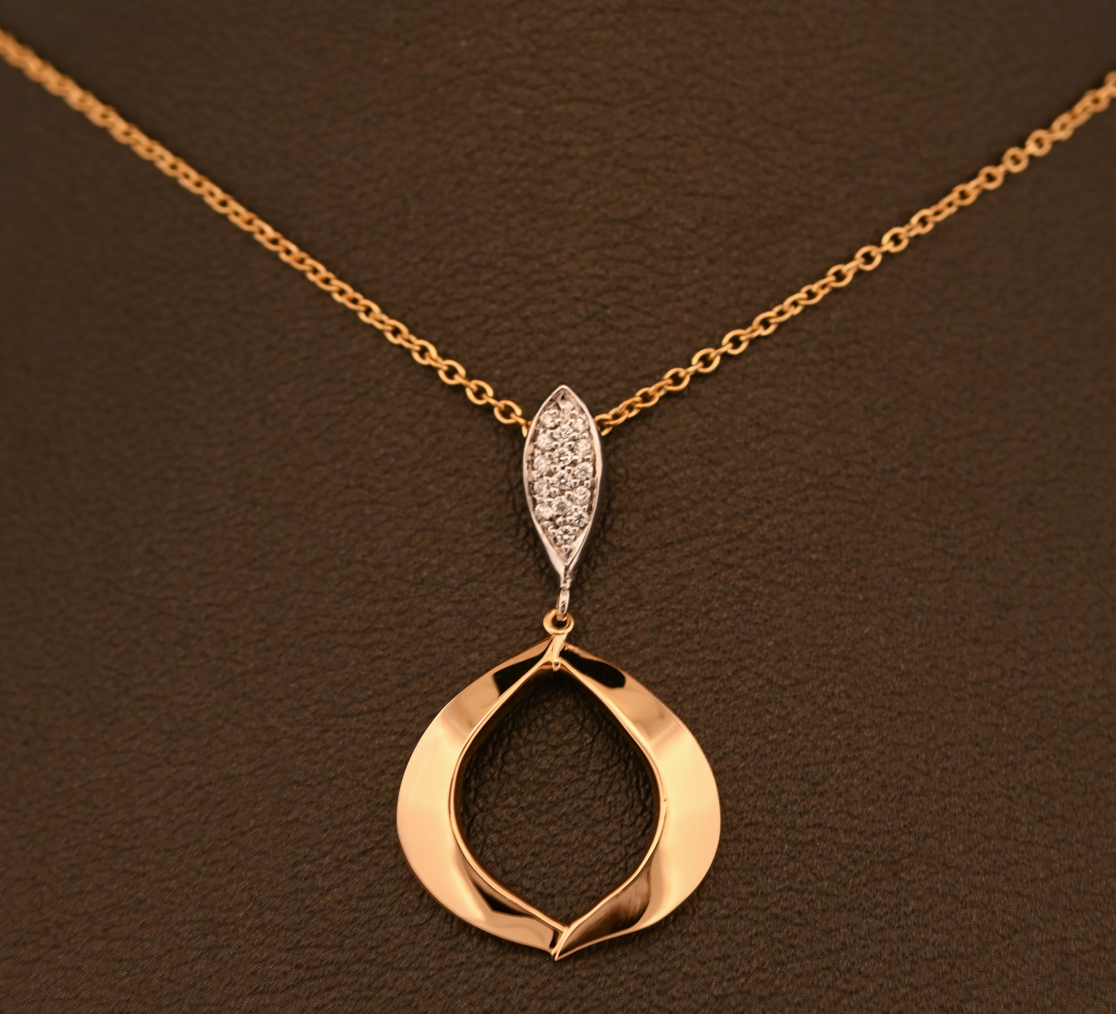 Ciondolo Soleil East 18K dal design classico con diamanti In condizioni Nuovo in vendita a Teterboro, NJ