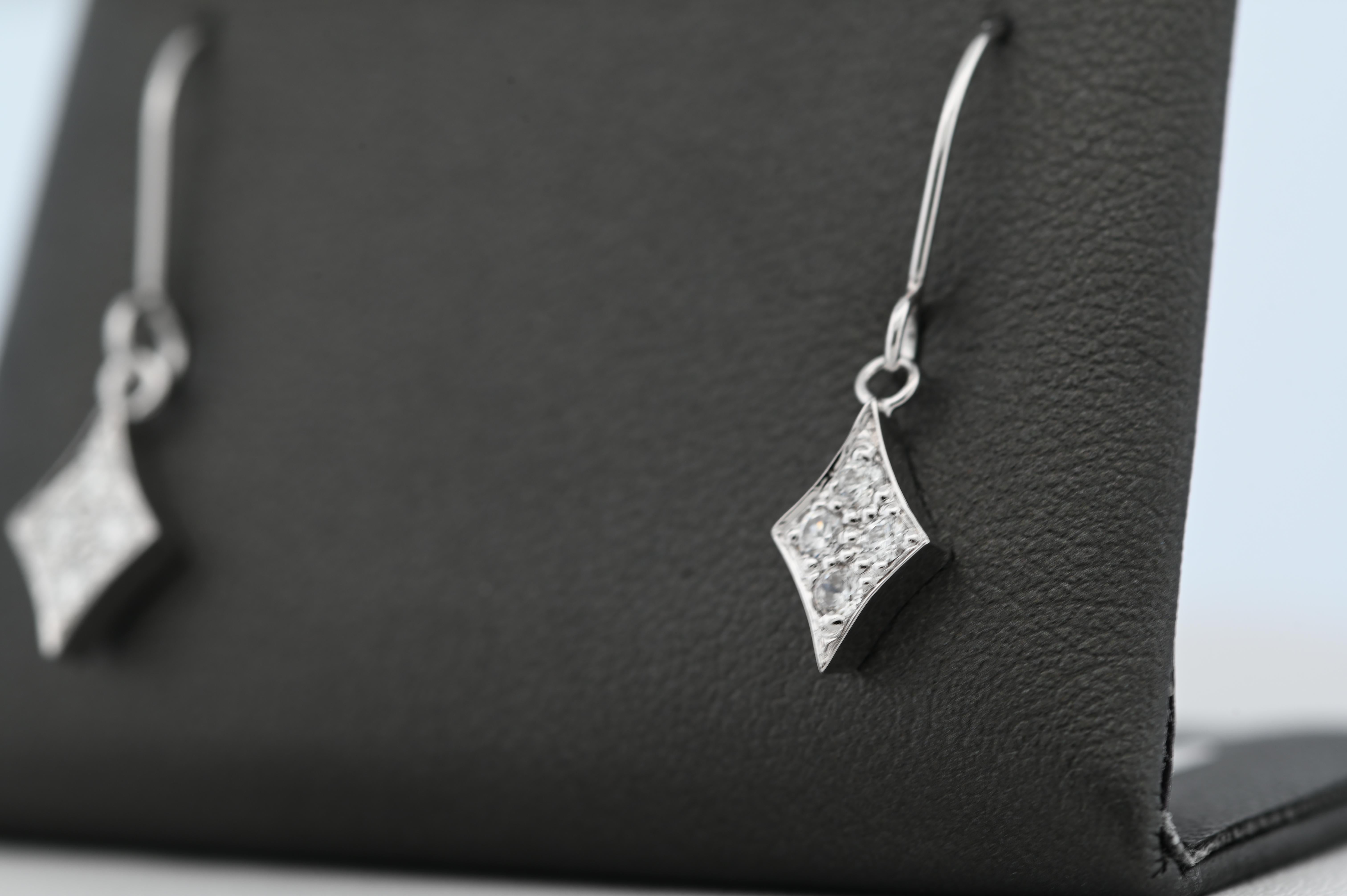 Round Cut Classic Design 18K White Gold Diamond Shape Earrings with Diamonds For Sale
