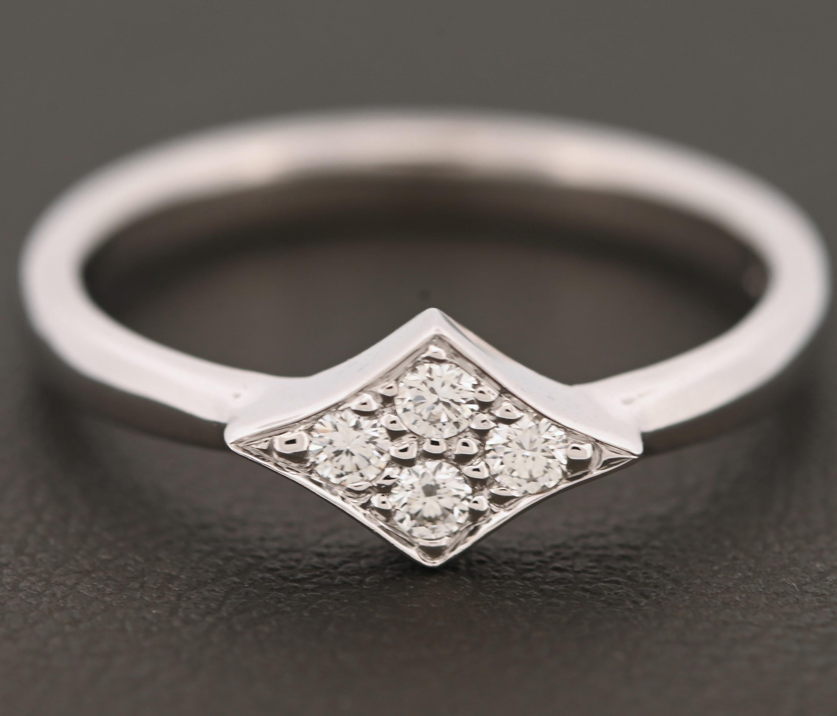 in vendita:  Anello a forma di diamante in oro bianco 18 carati dal design classico con diamanti 2