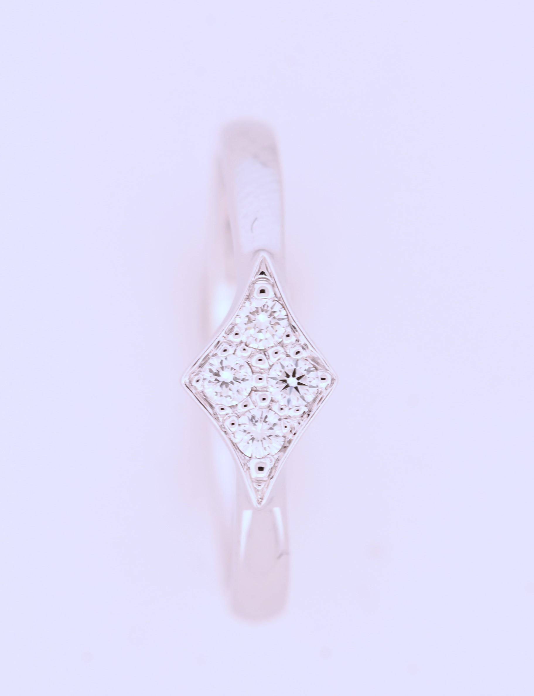 in vendita:  Anello a forma di diamante in oro bianco 18 carati dal design classico con diamanti 3