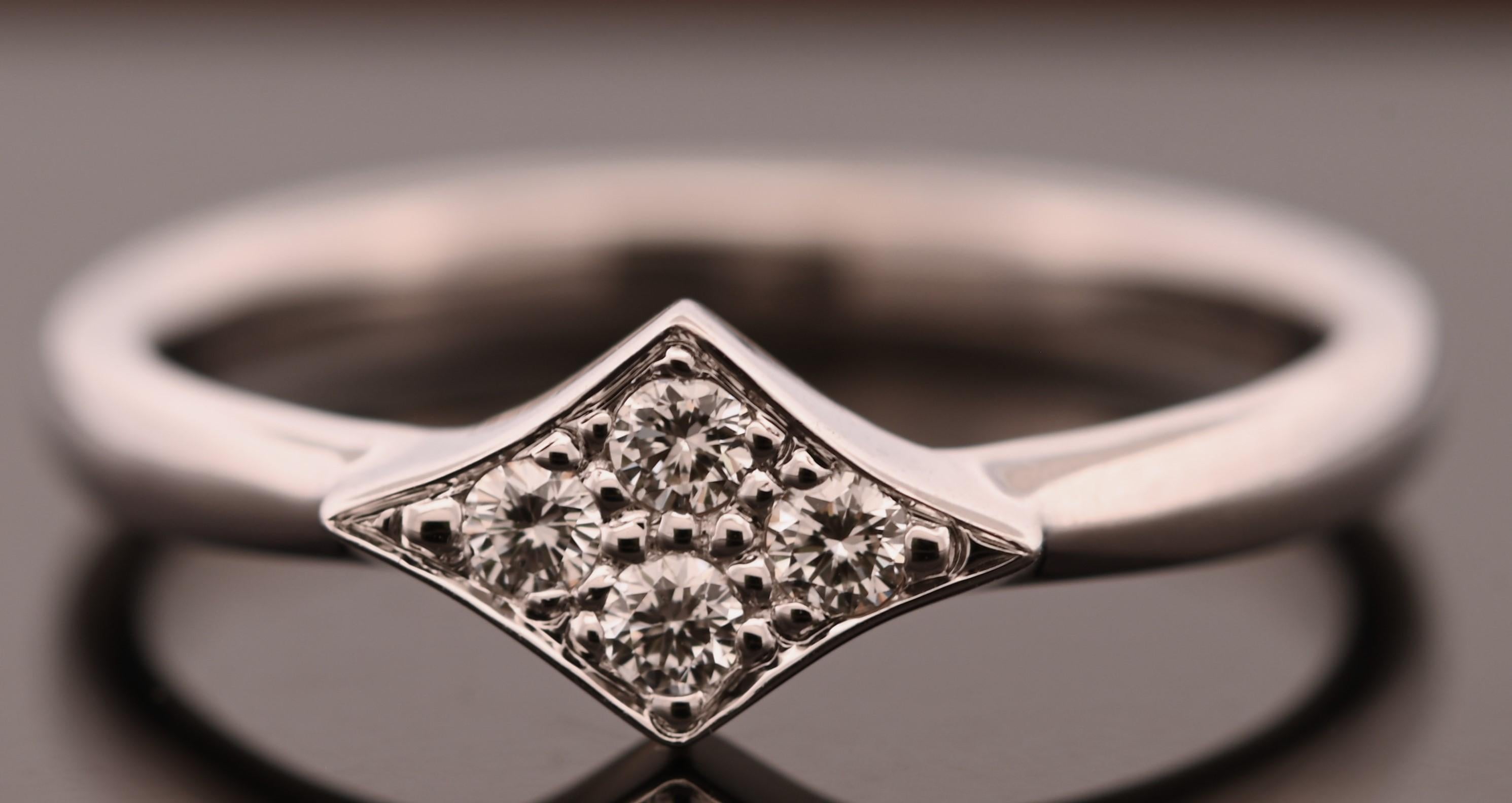 in vendita:  Anello a forma di diamante in oro bianco 18 carati dal design classico con diamanti 4