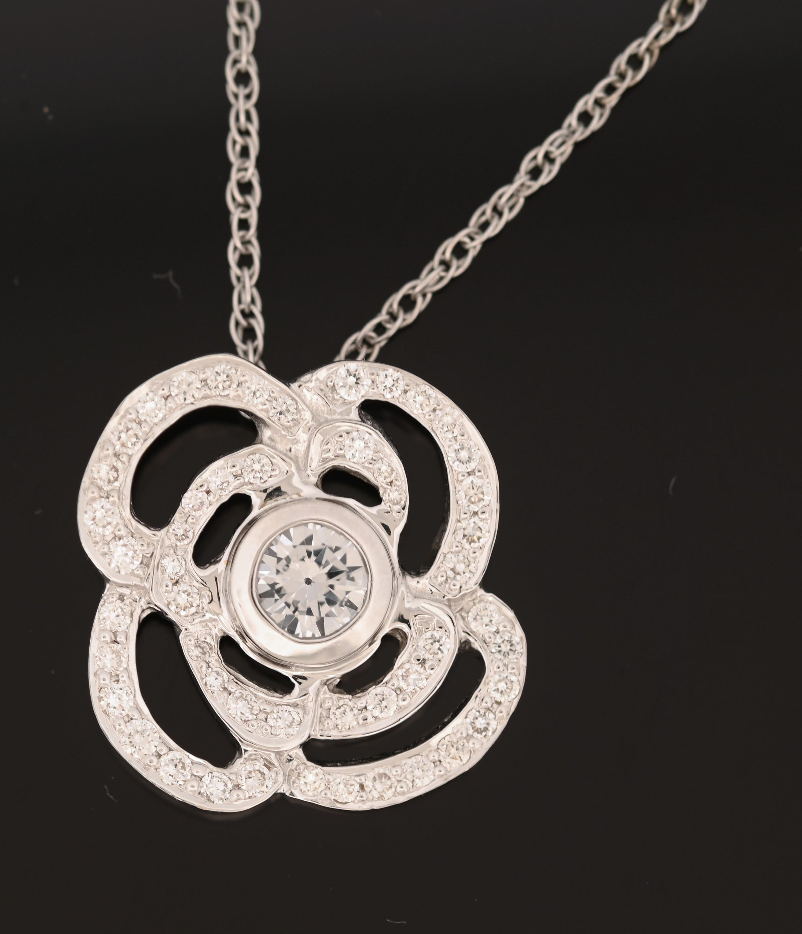 Scopri l'epitome della grazia e dell'eleganza con il nostro ciondolo a forma di fiore in oro bianco 18k. Questo incantevole pezzo presenta un delicato disegno floreale, meticolosamente realizzato in lussuoso oro bianco 18 carati. Ogni petalo del
