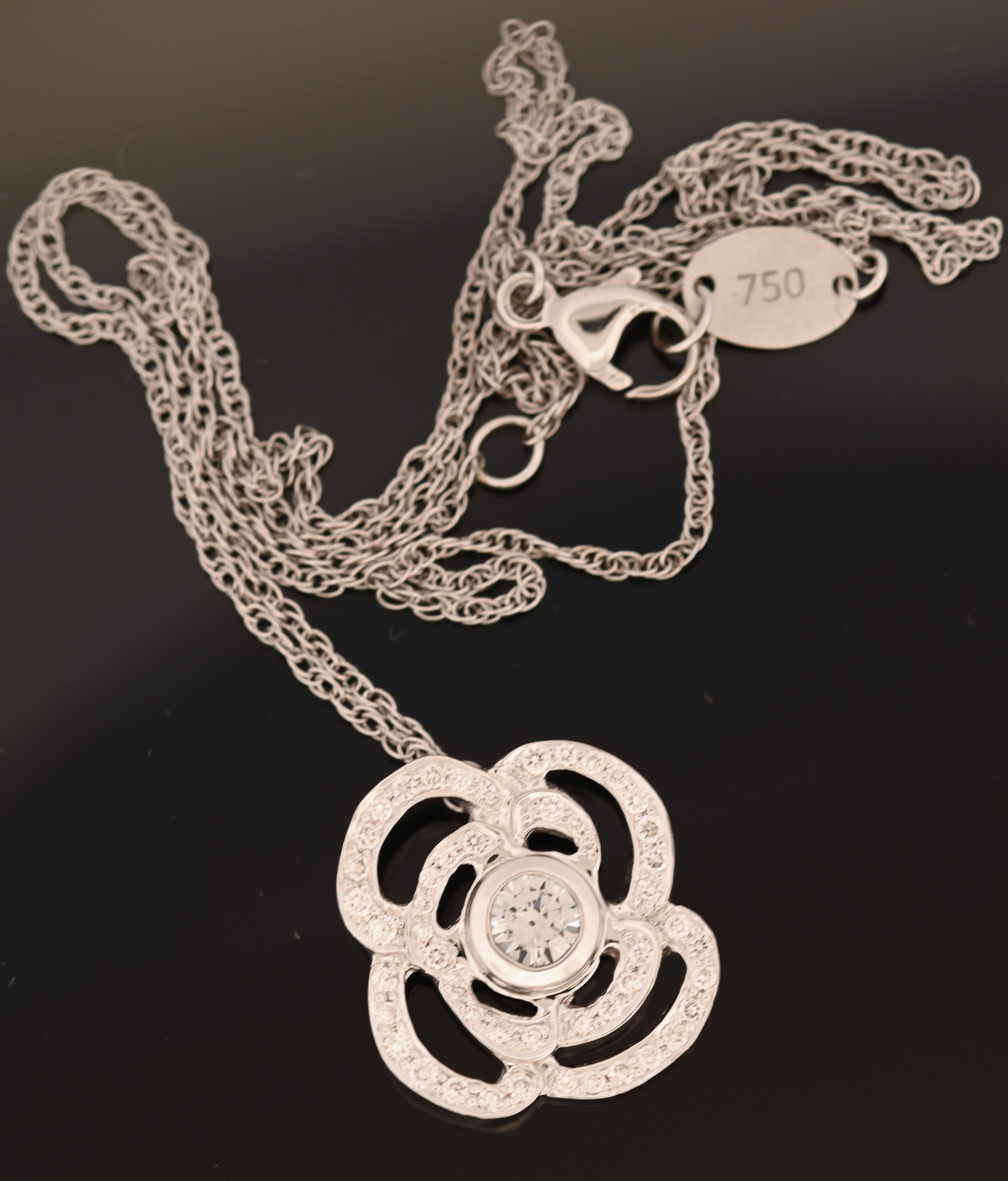 Moderno Ciondolo a forma di fiore in oro bianco 18 carati con zaffiro bianco dal design classico in vendita