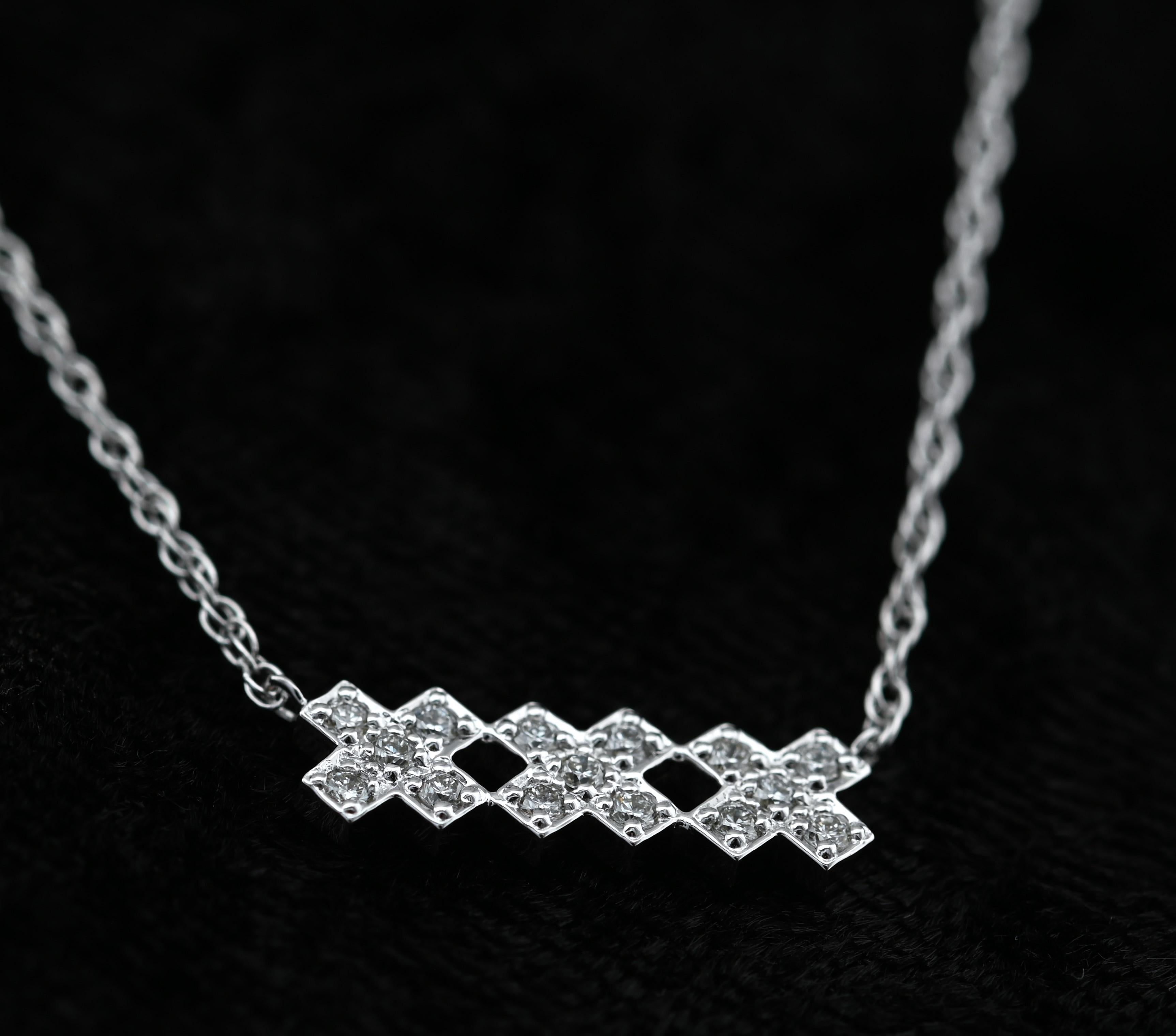 An einer zierlichen Goldkette hängend, ist dieser Anhänger eine zeitlose Ergänzung für jede Schmucksammlung. Sie ist sowohl für den Alltag als auch für besondere Anlässe geeignet und verkörpert klassischen Charme mit einem modernen Touch.

18K