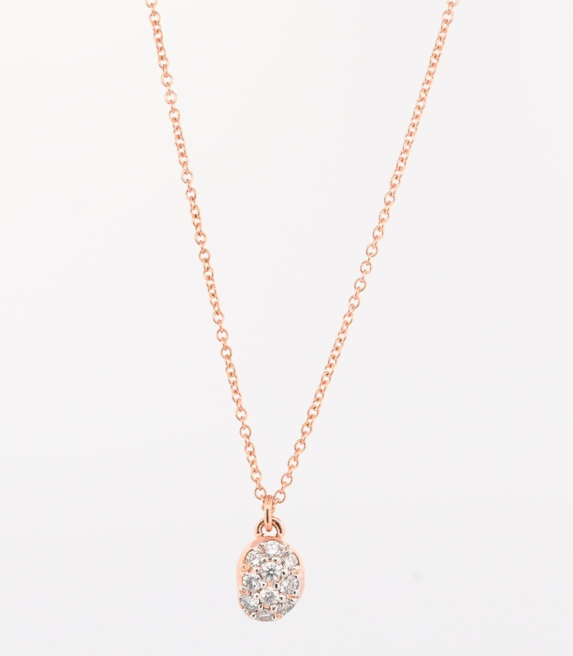 Questo pendente è impreziosito da diamanti scintillanti, meticolosamente incastonati per esaltare la sua bellezza naturale. Questi diamanti catturano la luce a ogni movimento, aggiungendo un tocco di brillantezza e raffinatezza. La collana è