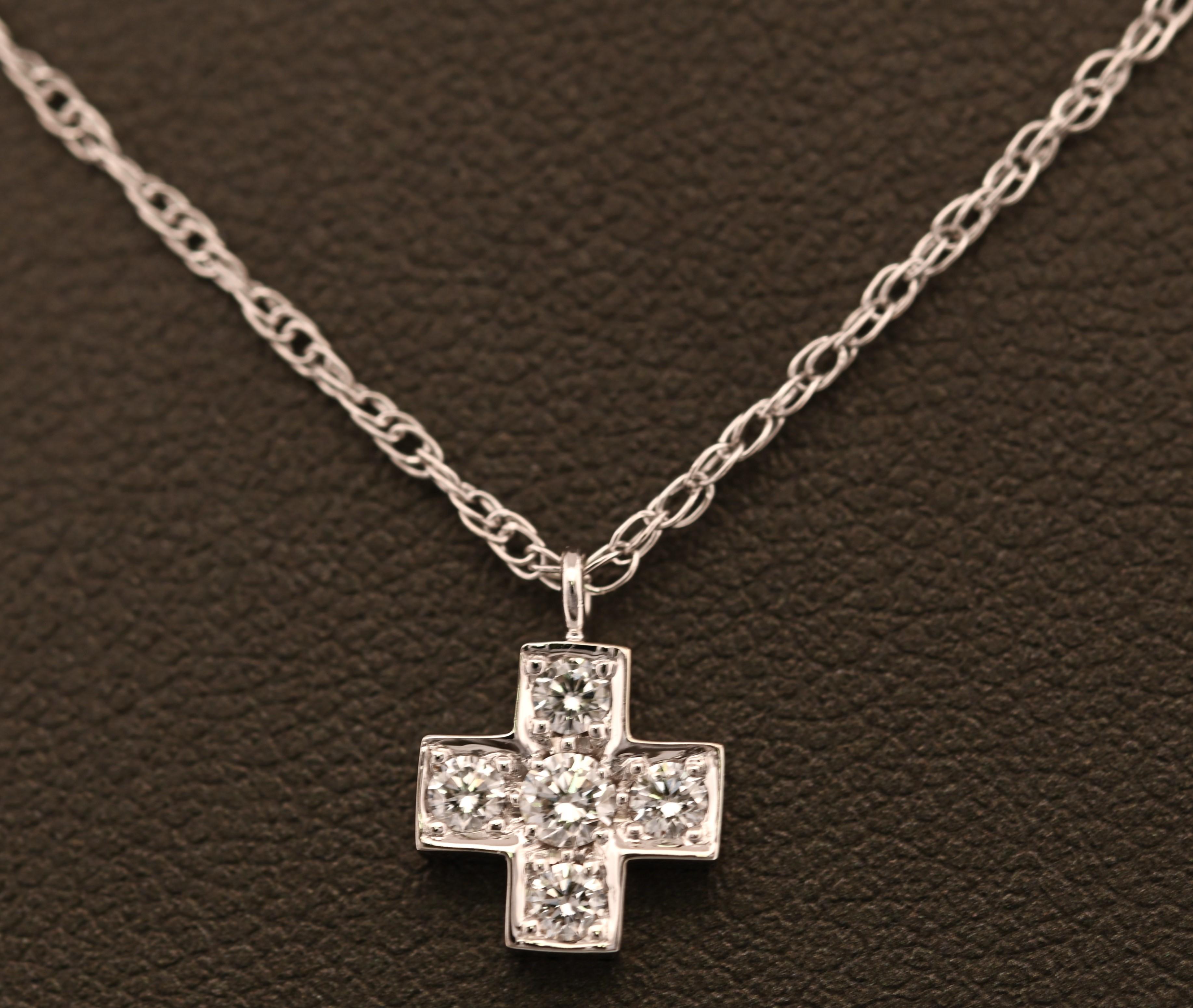 Eleganza senza tempo con il fascino delicato della collana a croce petite in oro bianco 18 carati. Questo squisito pezzo presenta un raffinato ciondolo a forma di croce, splendidamente realizzato in oro bianco 18 carati. Le dimensioni ridotte della