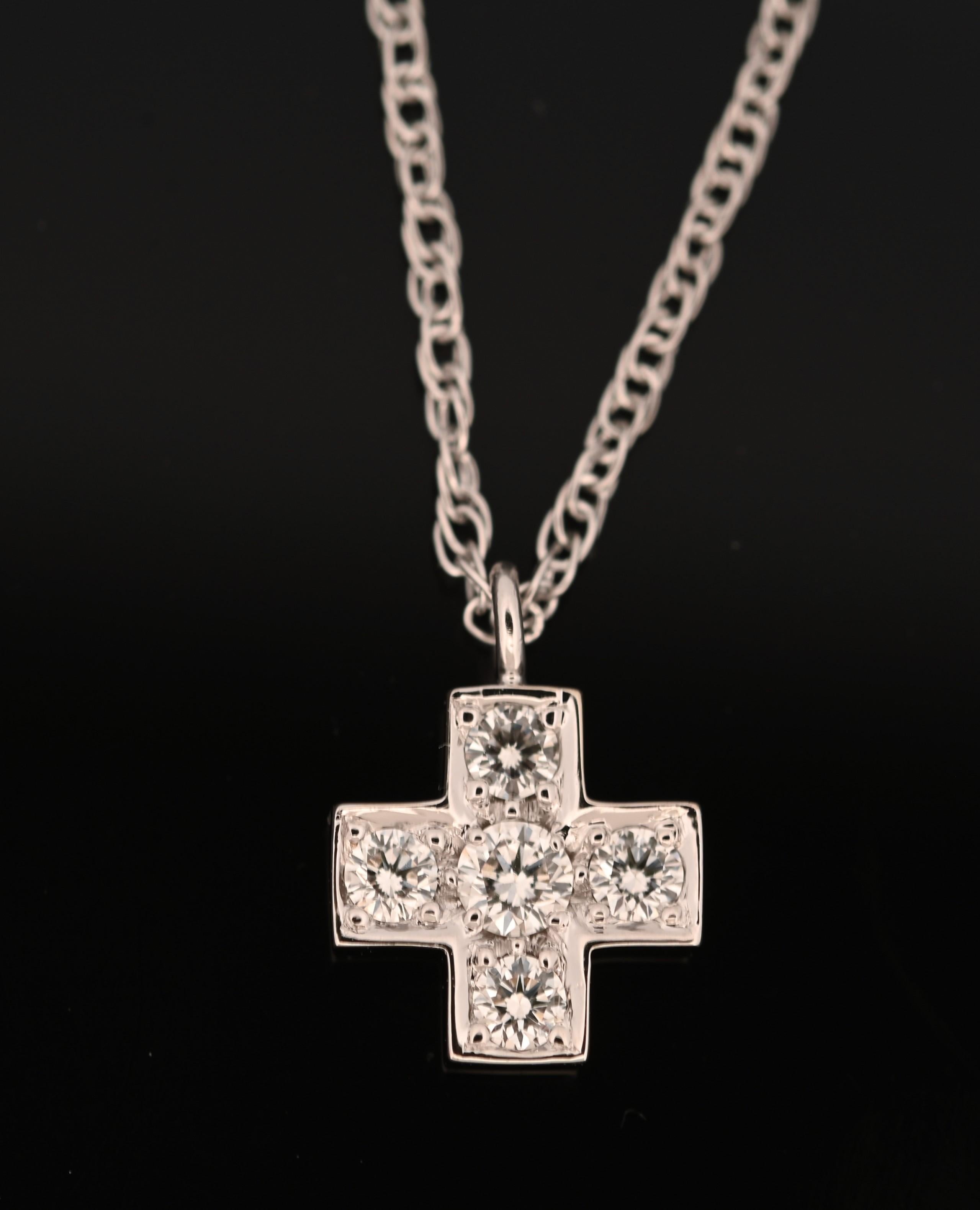 Taglio rotondo Collana con Croce Petite in oro bianco 18K Classic Design/One in vendita