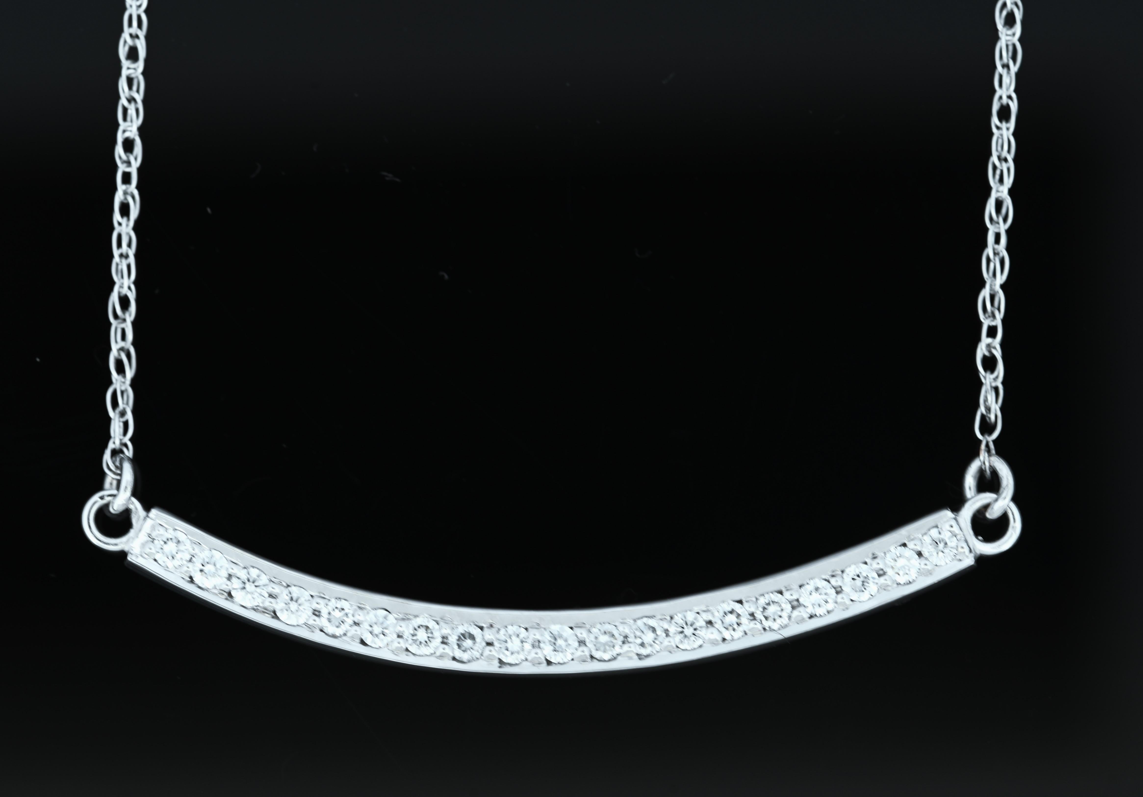 Le linee pulite e la finitura lucida del ciondolo creano un look senza tempo, rendendolo un'aggiunta versatile a qualsiasi collezione di gioielli. Sospesa da una catena in oro bianco abbinata, questa collana offre un raffinato tocco di lusso,