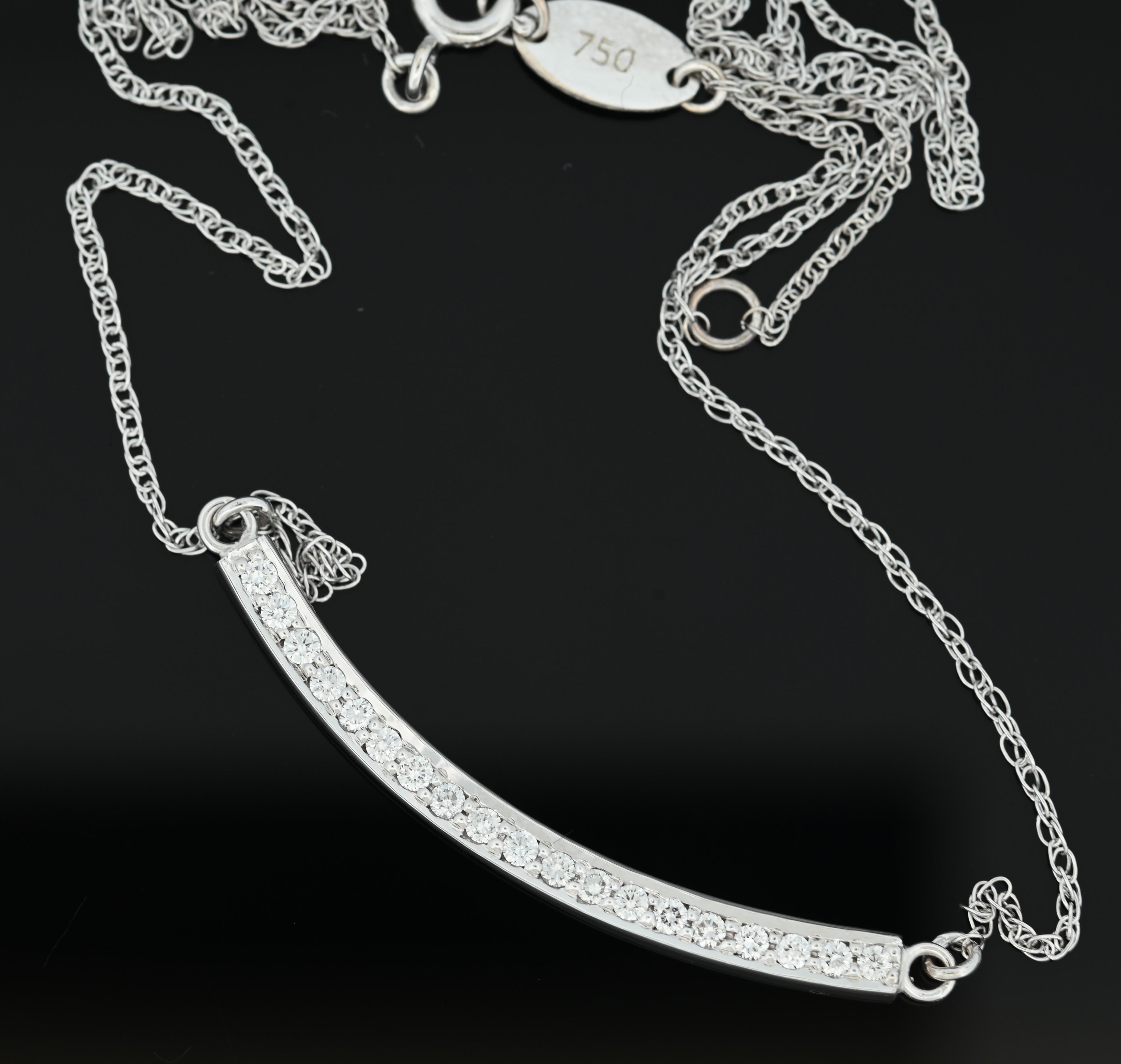 Moderno Collana a cerchio in oro bianco 18 carati dal design classico in vendita